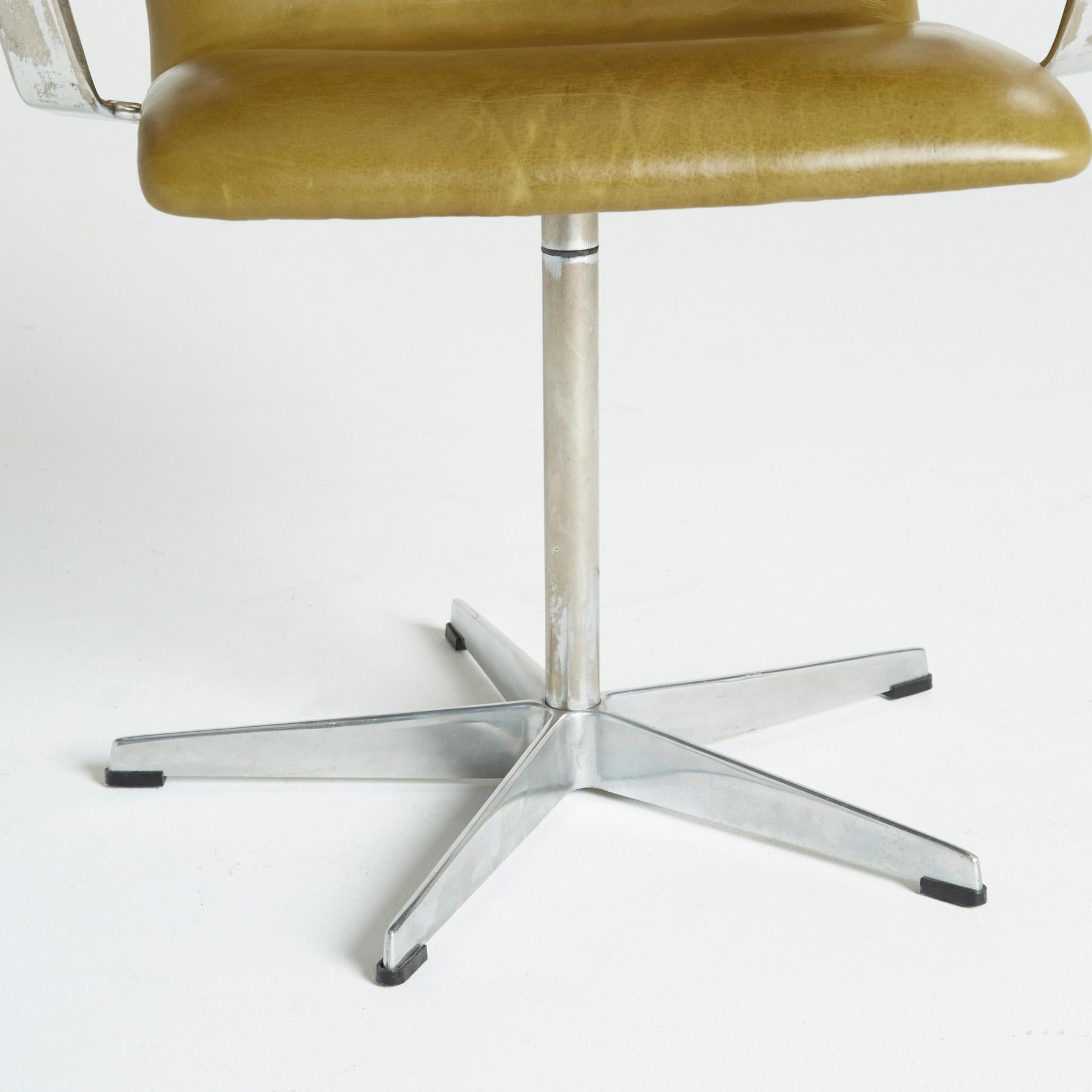 Leather 'Oxford' Swivel Chair by Arne Jacobsen for Fritz Hansen, 1973, Signed 5