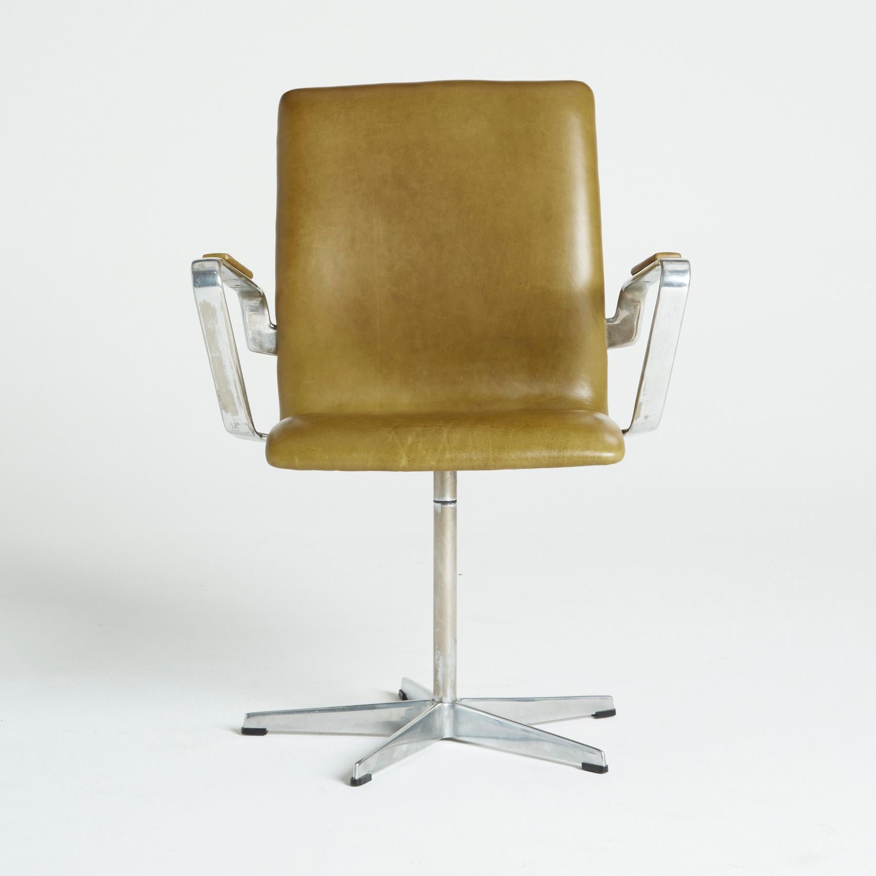 Model 3271 Oxford chairs designed by Arne Jacobsen for Fritz Hansen in 1963 in excellent condition. This chair was produced in 1973 per the affixed Fritz Hansen label.

*NOTE* Only one (1) chair is still available from the set of six that we