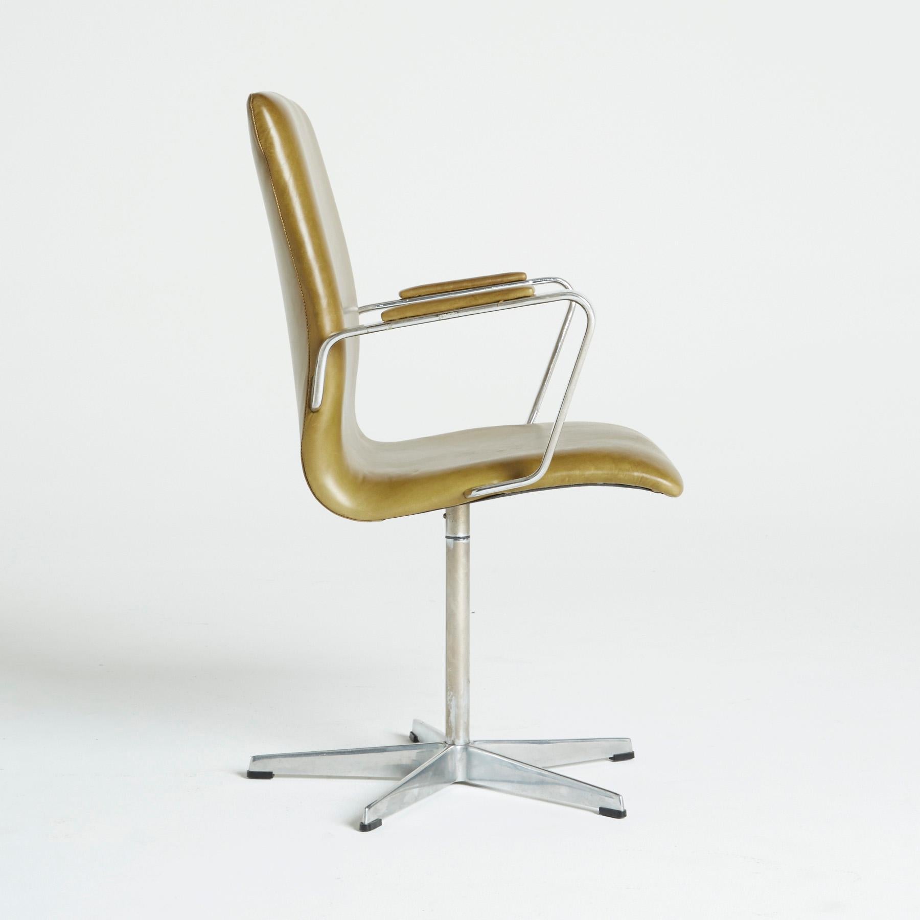 Mid-Century Modern Leather 'Oxford' Swivel Chair by Arne Jacobsen for Fritz Hansen, 1973, Signed