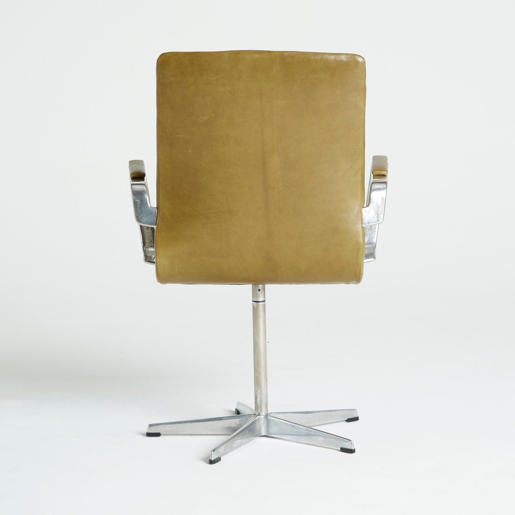 Danish Leather 'Oxford' Swivel Chair by Arne Jacobsen for Fritz Hansen, 1973, Signed