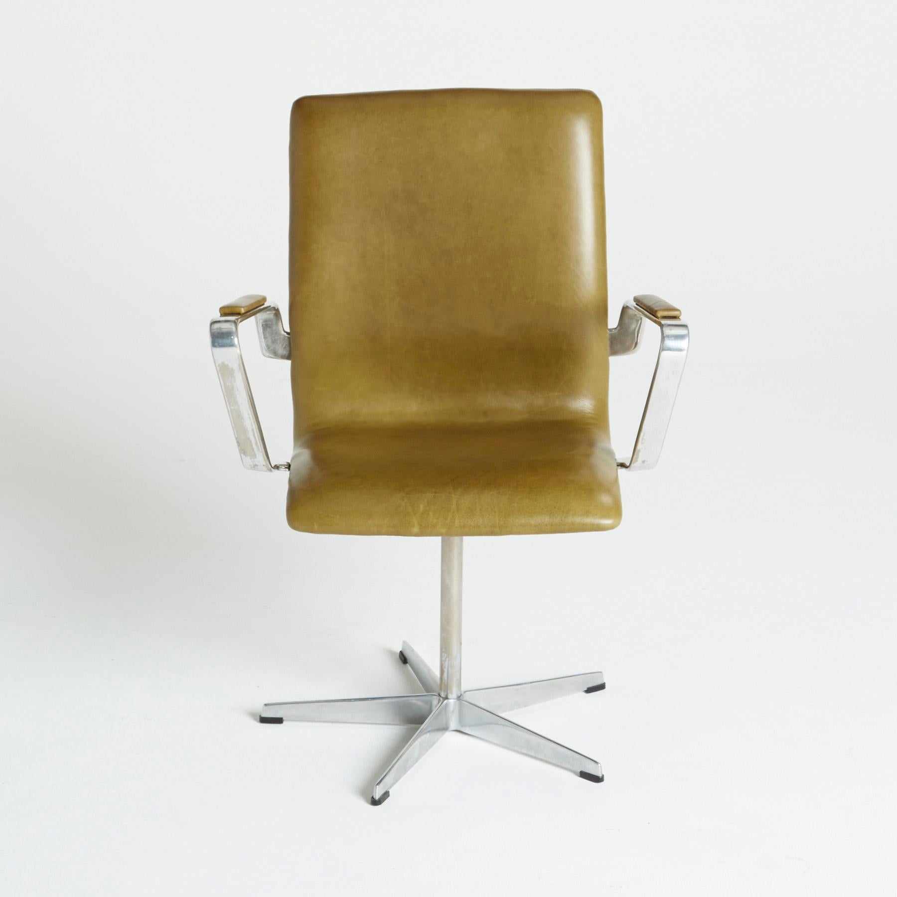Leather 'Oxford' Swivel Chair by Arne Jacobsen for Fritz Hansen, 1973, Signed In Excellent Condition In Los Angeles, CA