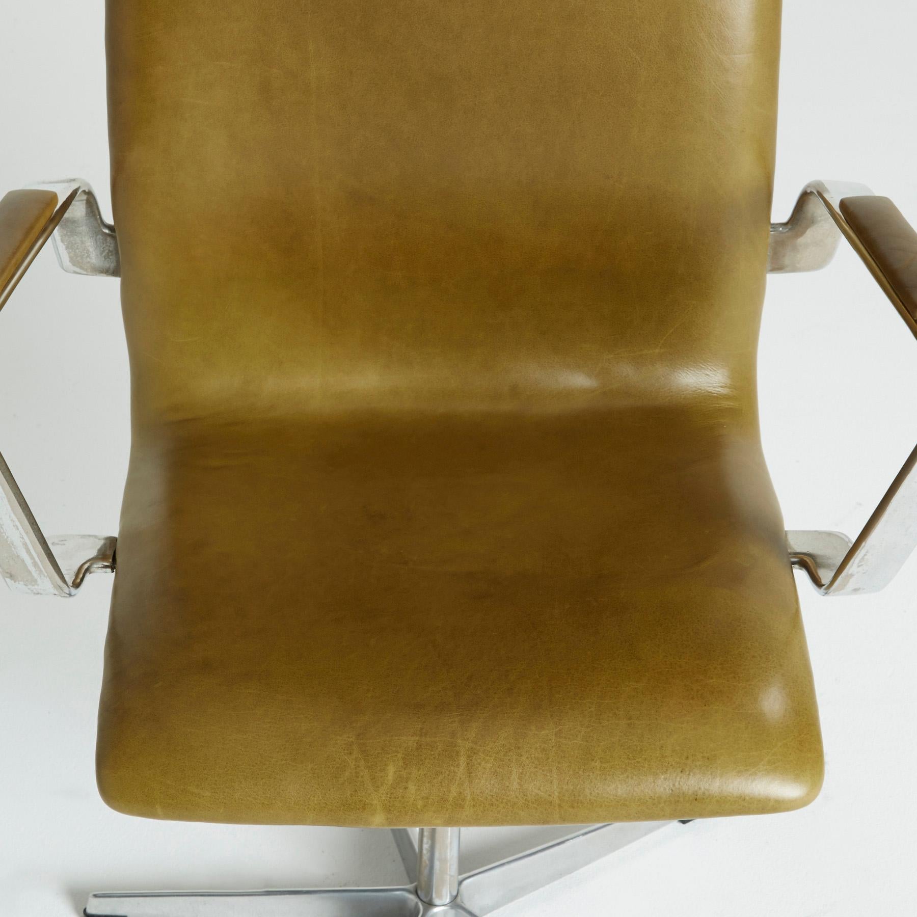 Late 20th Century Leather 'Oxford' Swivel Chair by Arne Jacobsen for Fritz Hansen, 1973, Signed