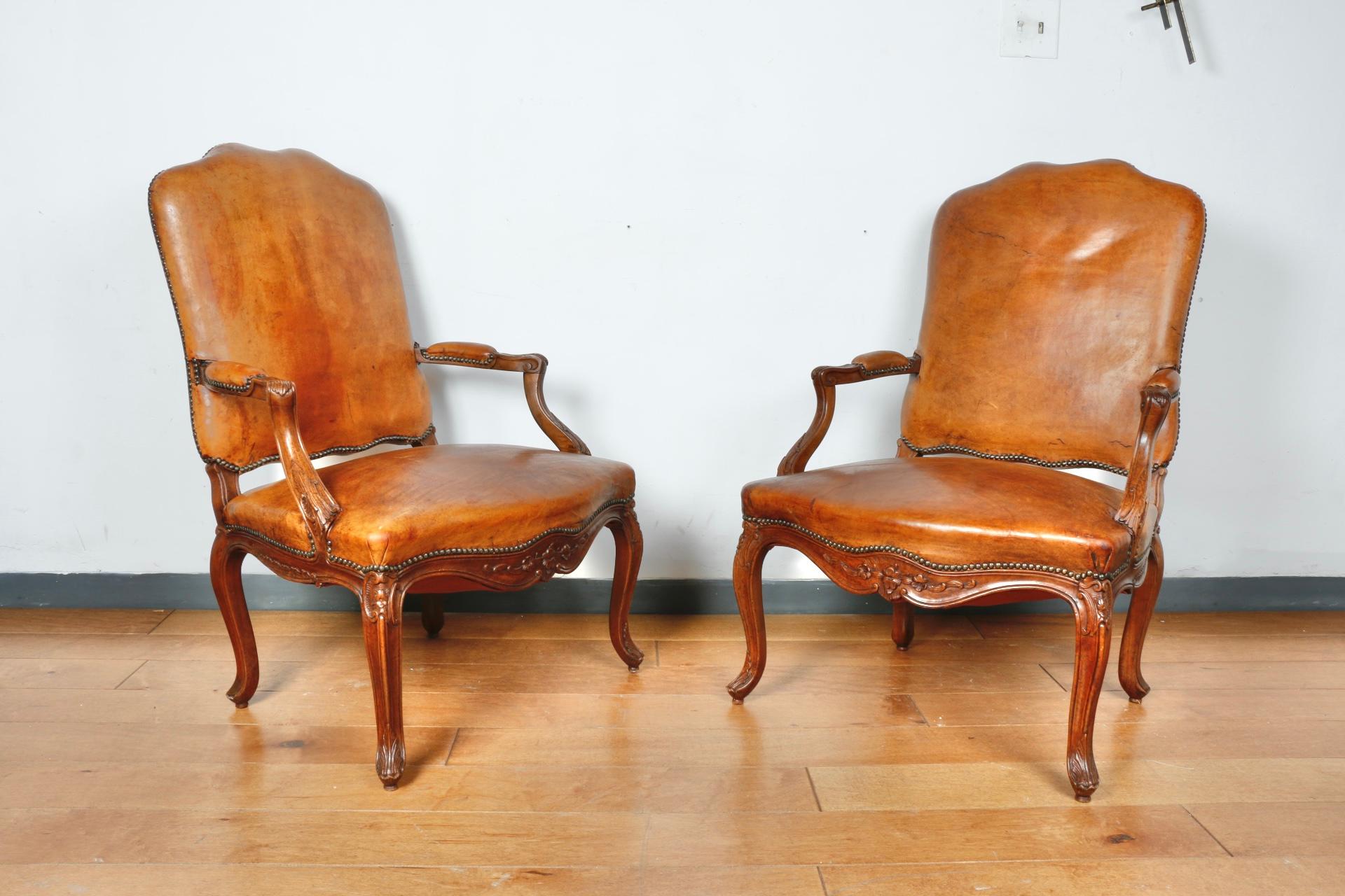 Milieu du XXe siècle Paire de chaises Bergères en cuir en vente