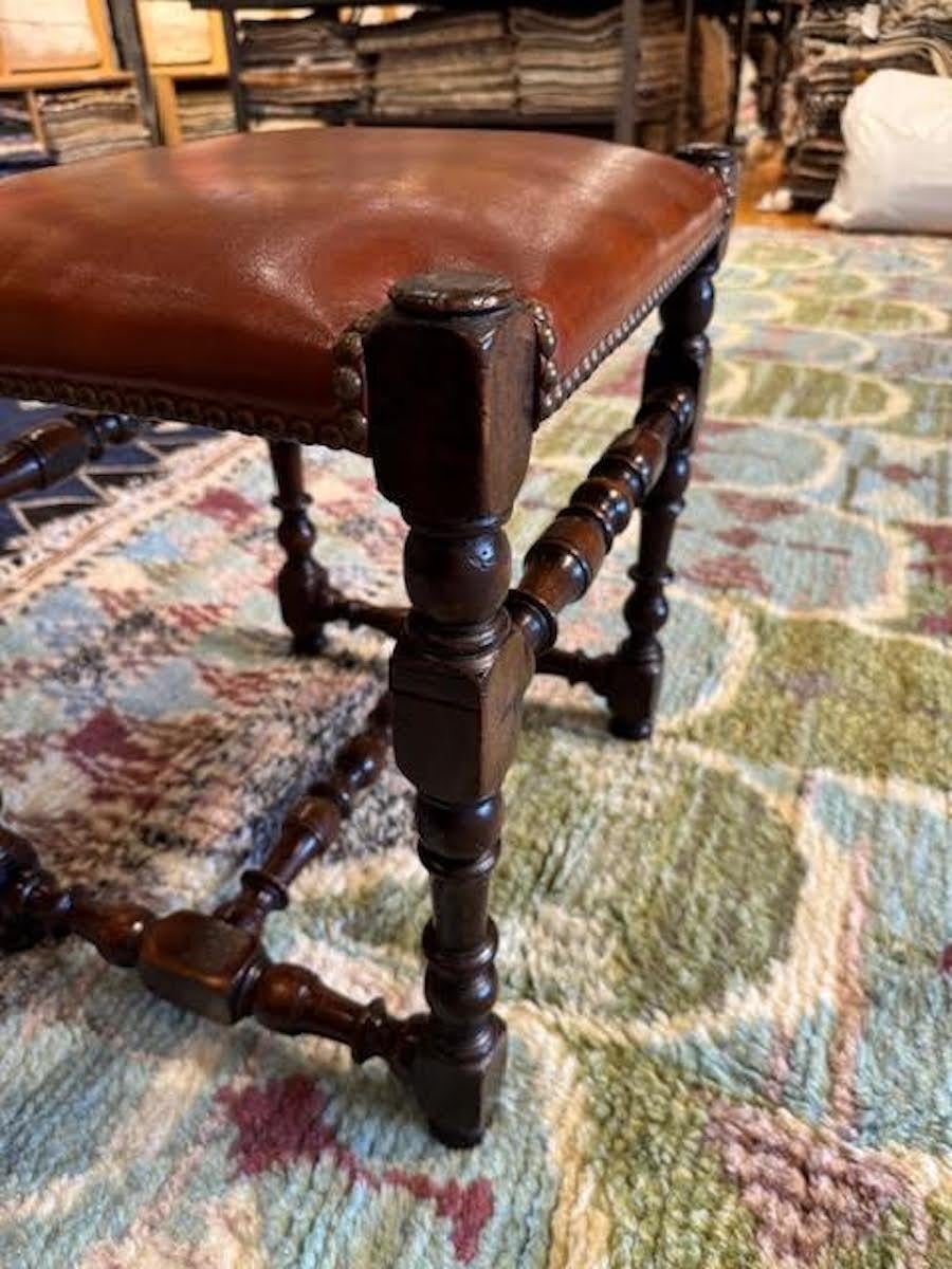Paire de tabourets à pieds tournés, Italie, 19ème siècle Bon état - En vente à New York, NY