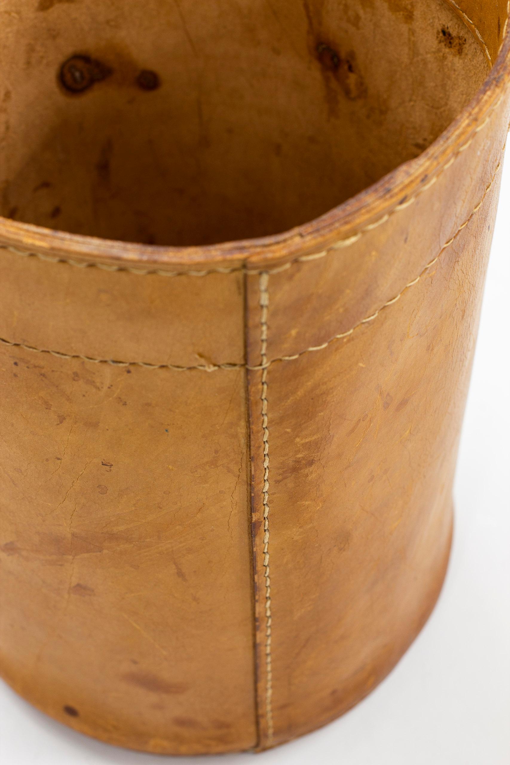 Waste paper basket made by Torben Ørskov & Co. Produced in Denmark during the 1960s. Hand made and sewn from saddle leather with beautiful patina. Good vintage condition with age related wear and patina.

Dimensions: Ø. 24 H. 35 cm.

