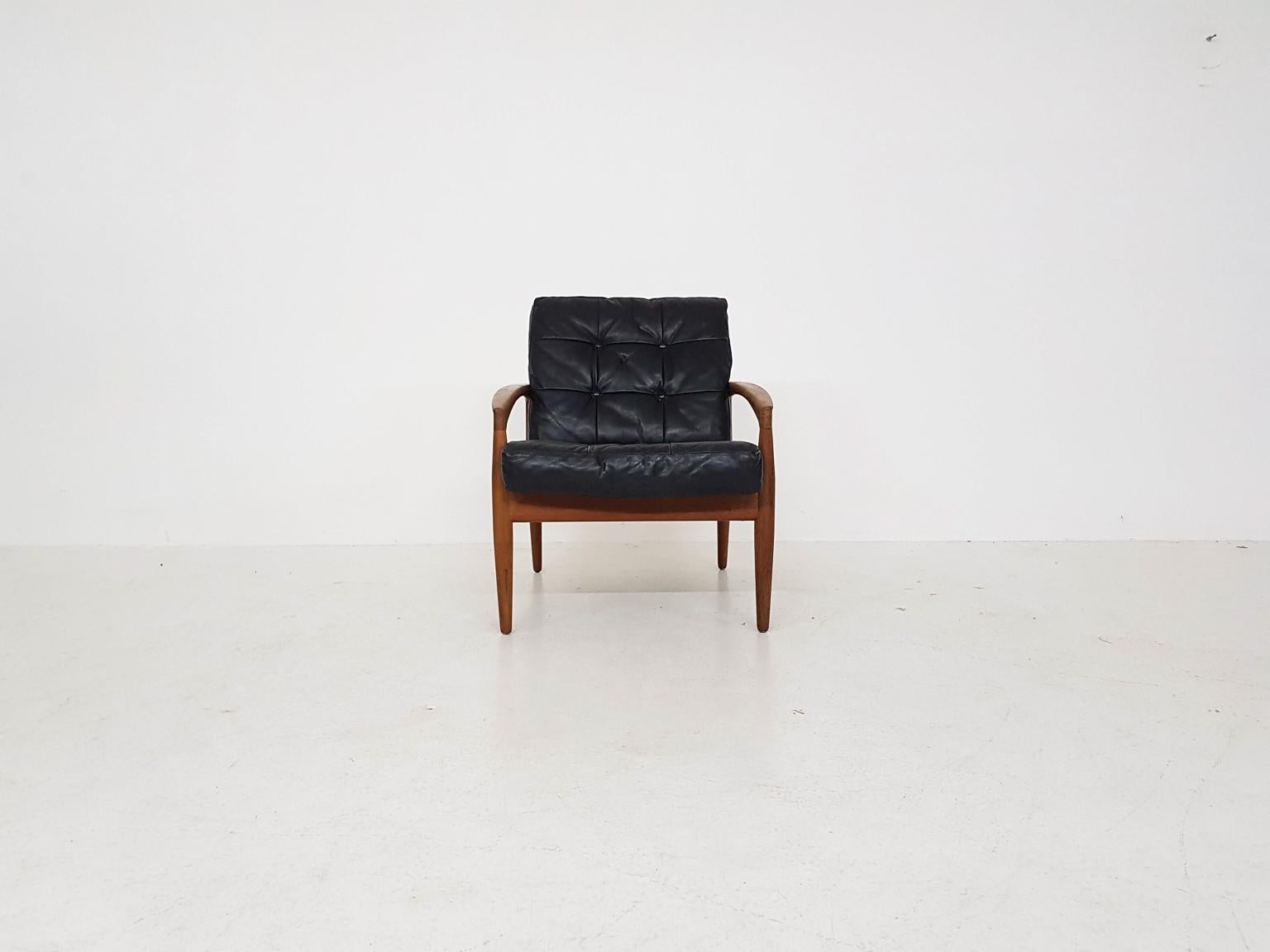 Leather and teak paperknife lounge chair by Kai Kristiansen for Magnus Olesen Durup, Denmark 1955.

Original and vintage paperknife lounge chair, with black padded leather cushions in good condition. Chair is marked in frame. The chair received