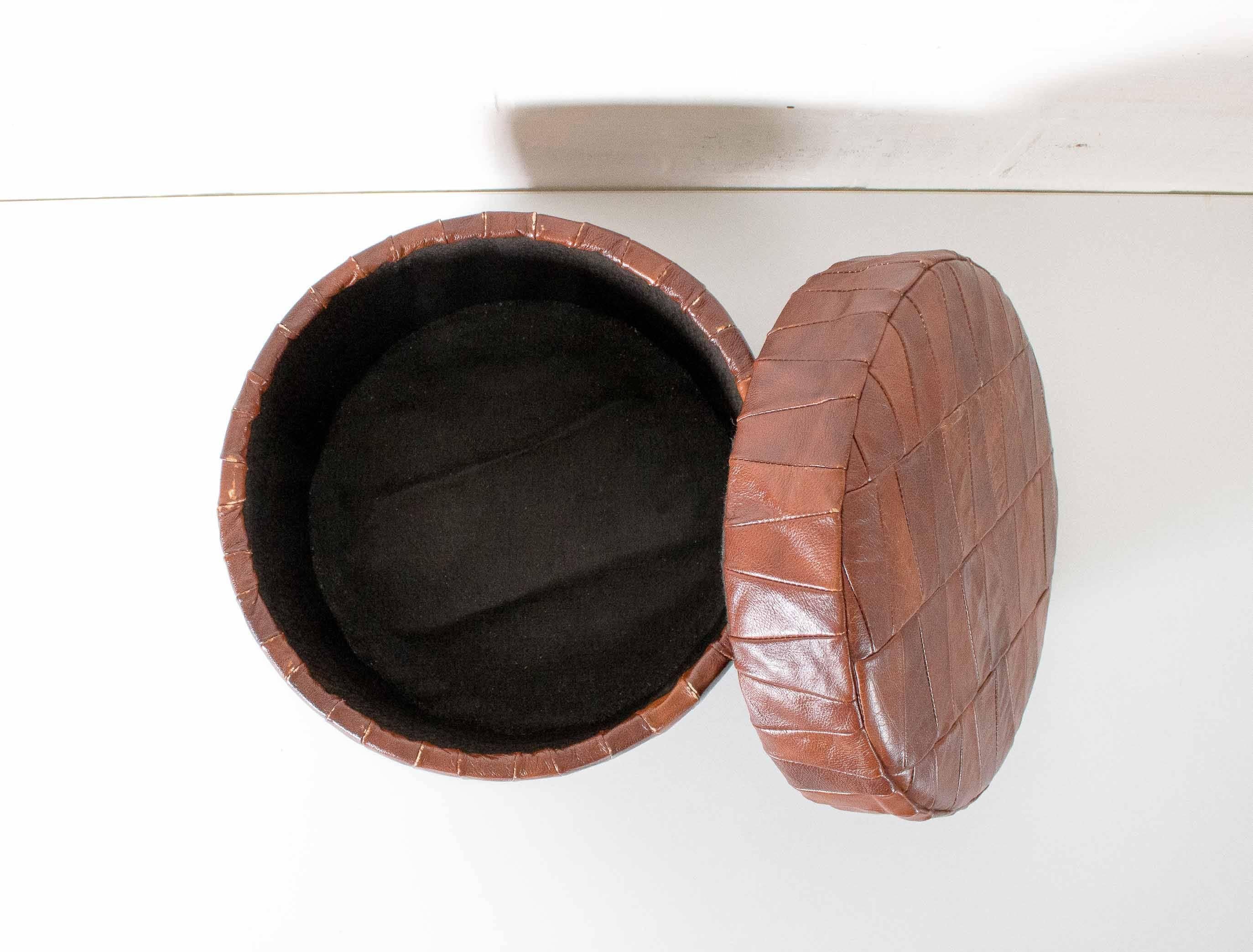 Leather Patchwork Pouf In Good Condition For Sale In Meulebeke, BE