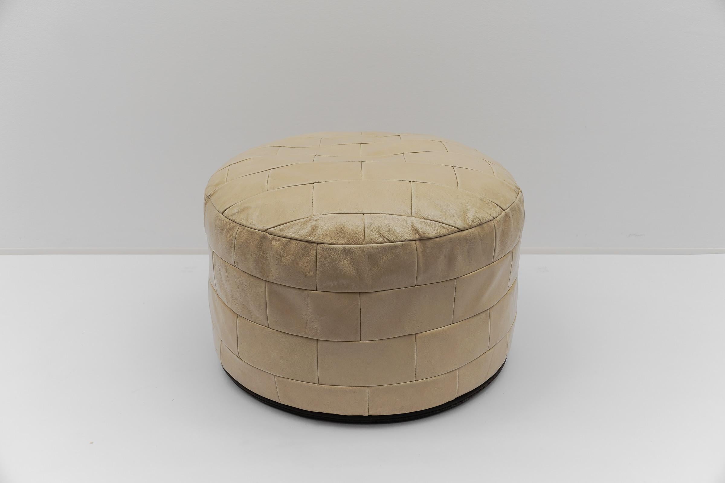 Pouf De Sede unique et décoratif, fait main, datant des années 1960.

Nous avons le même pouf en noir comme vous pouvez le voir sur les photos. Il fera l'objet d'une offre séparée. 
 