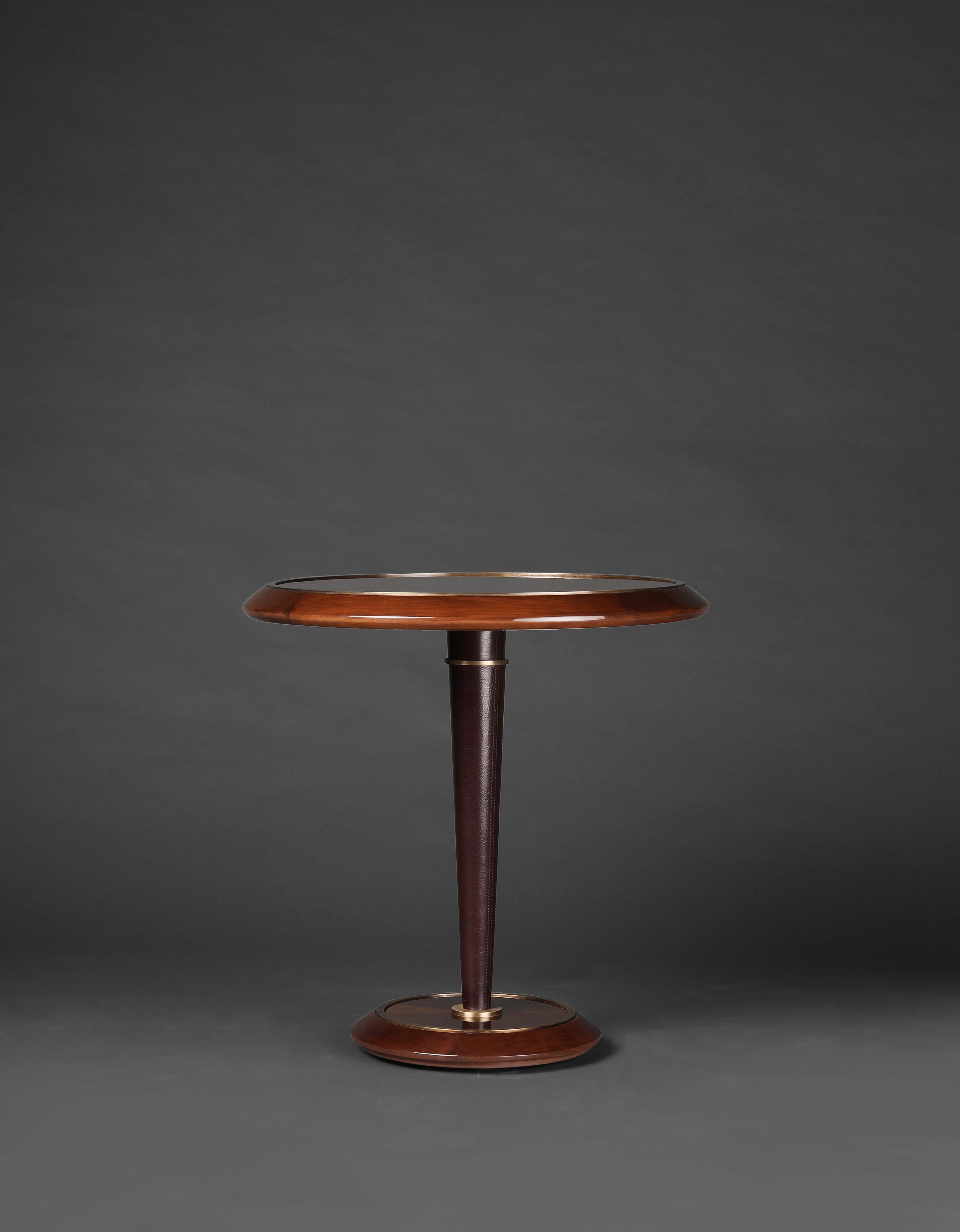 Leather pedestal leg sura side table by Madheke
Dimensions: Ø 55 x H 55.5 cm
Materials: Leather, veneer, metal

Marquetry set in a contemporary metal trim with a leather pedestal leg.

Reflecting the finest in craftsmanship, innovation and heritage,