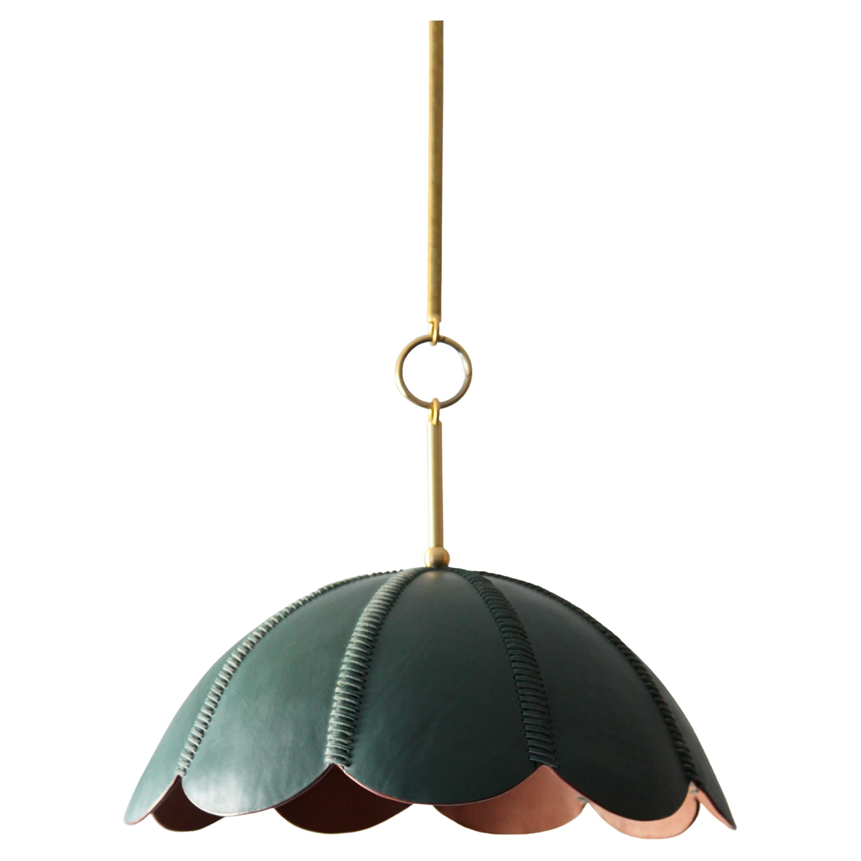 Lampada a sospensione in pelle, verde smeraldo, Capa II, Collezione di lampade Saddle