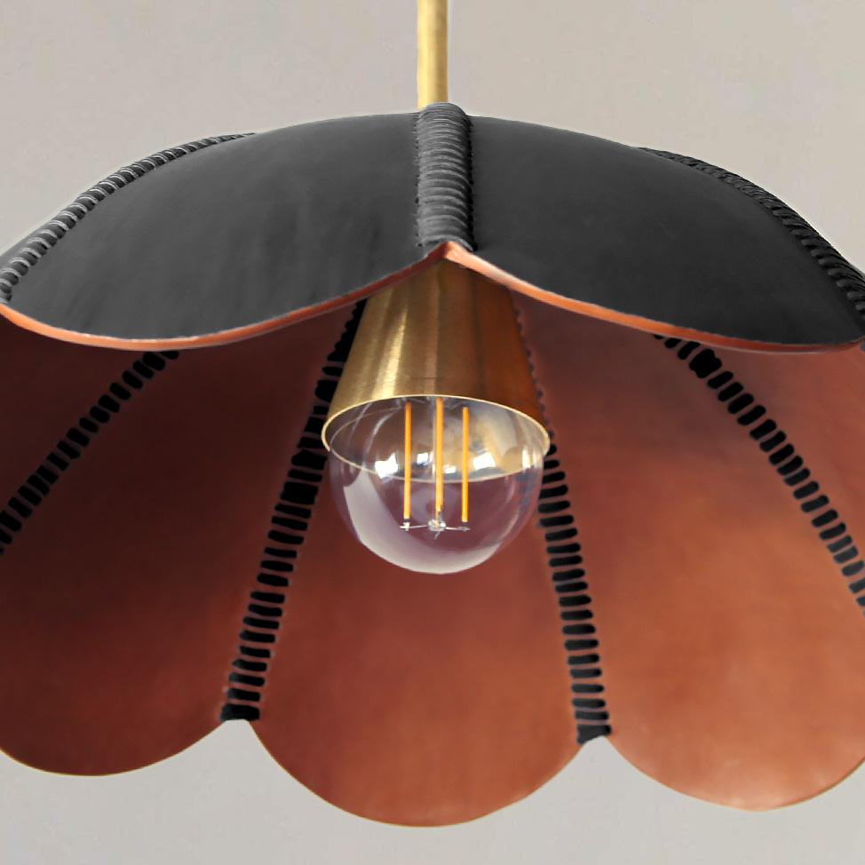 Mid-Century moderno Lampada a sospensione in pelle di colore nero, Capa ii, Collezione Talabartero Saddle in vendita