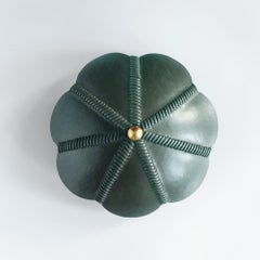 Lampada a stelo in pelle in verde smeraldo, Noma, collezione Talabartero Lampada a sella