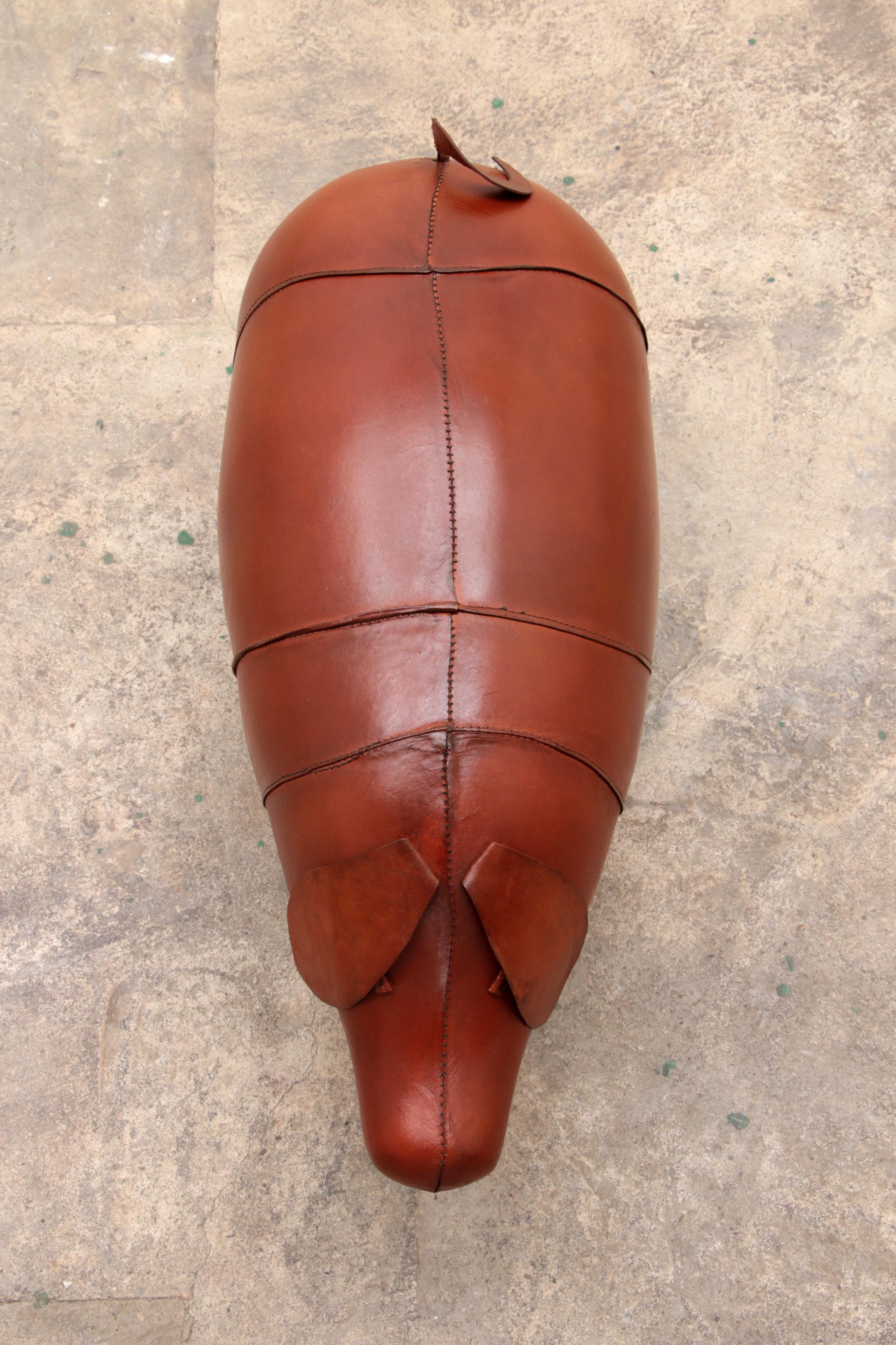 Lederpferd im Stil von Dimitri Omersa, Fußhocker aus Leder, 1970 (Ende des 20. Jahrhunderts) im Angebot
