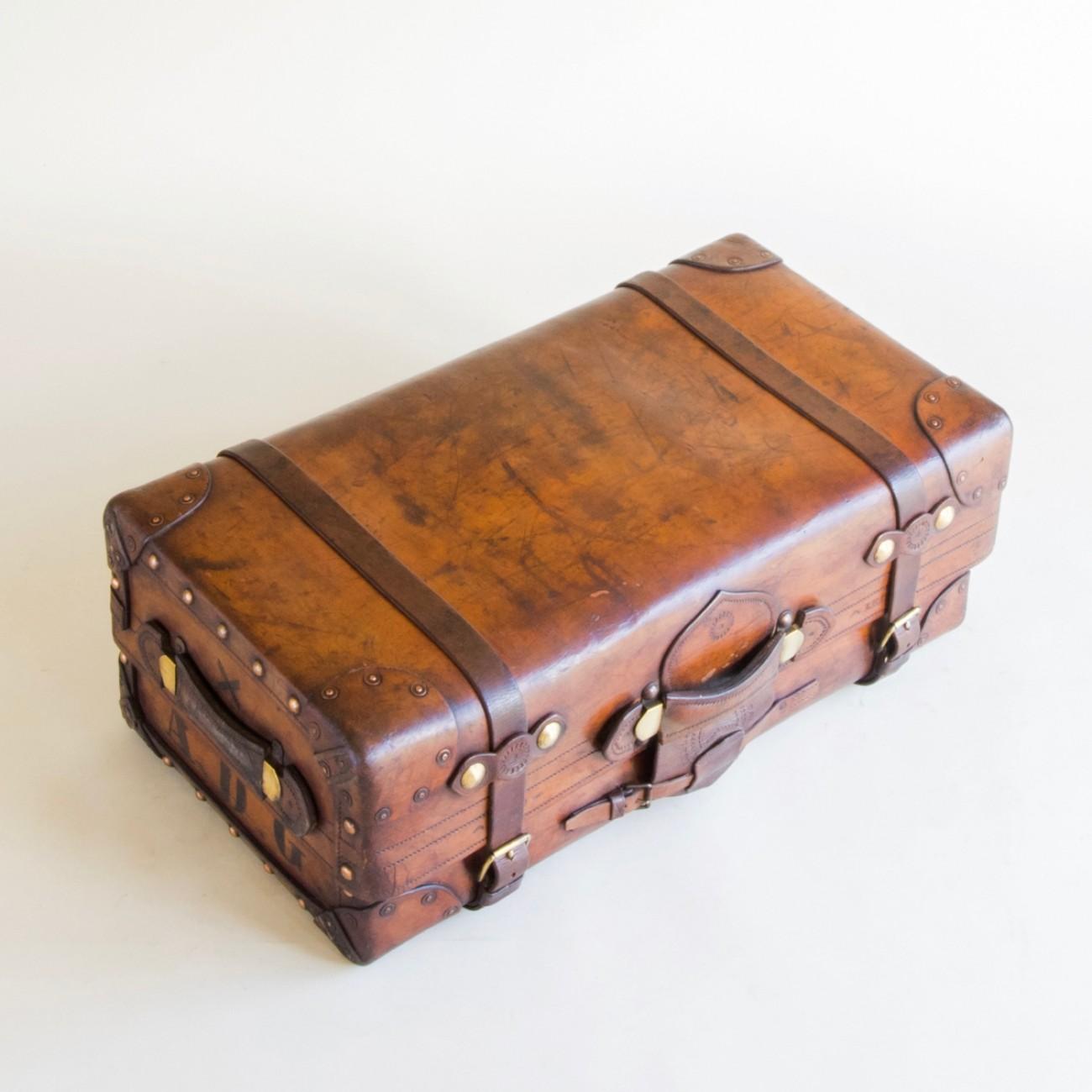 Magnifique porte-monnaie en cuir de style victorien anglais, fabriqué par William Bisset de Dundee, vers 1870. Avec les initiales peintes A.D.G. Par définition, un portmanteau est un grand sac de voyage ou un étui, généralement en cuir rigide et