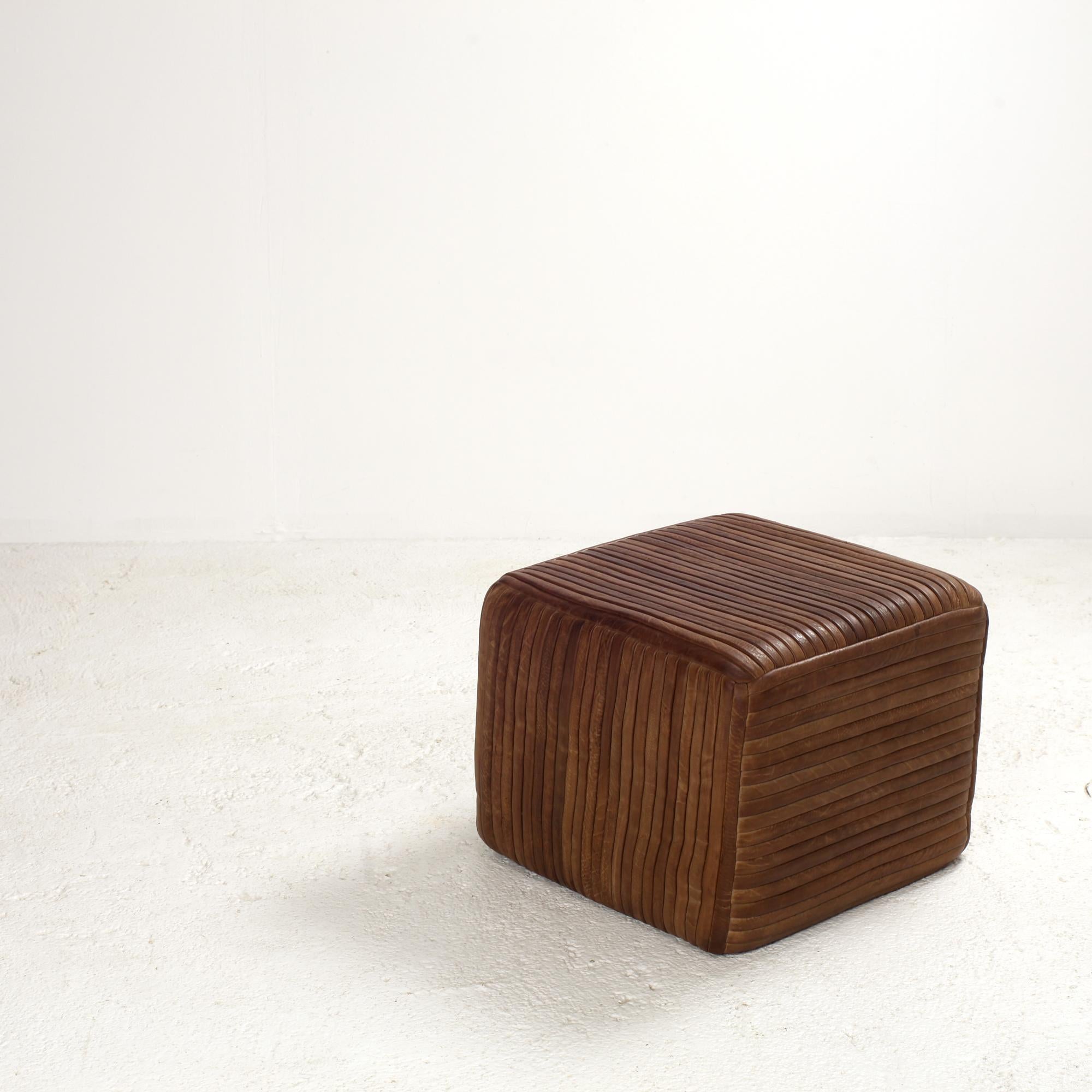 Elegant and rare Ernst Lüthy pouf ottoman by De Sede Switzerland in the 70s.
Made of soft high quality leather stripes.
Leather with beautiful patina. 