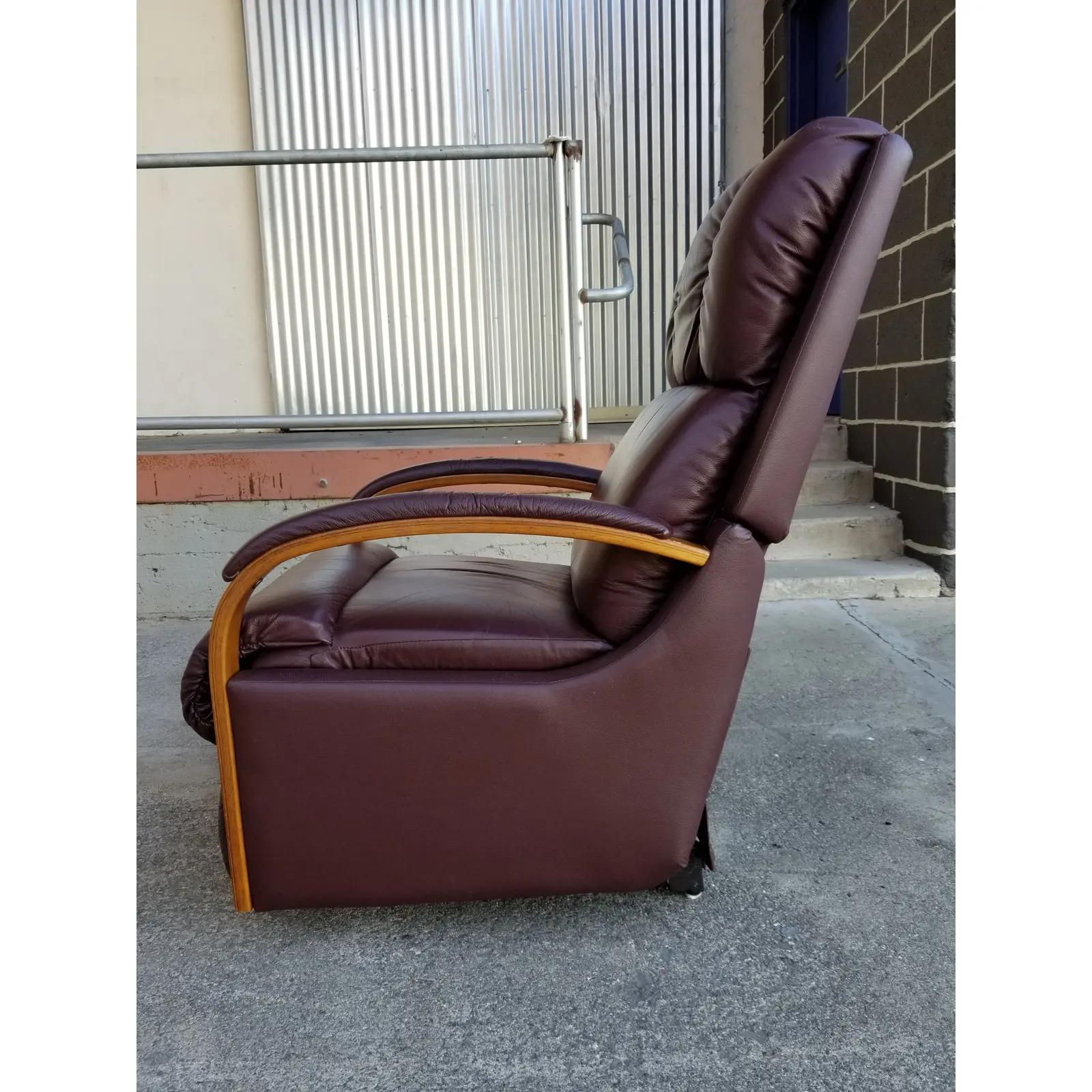 A leather reclining lounge chair by LA-Z-BOY. Amazing original condition with very minor wear, a few scuffs at back side. Solid oak steamed bentwood arms. Steel frame construction. Super comfort.