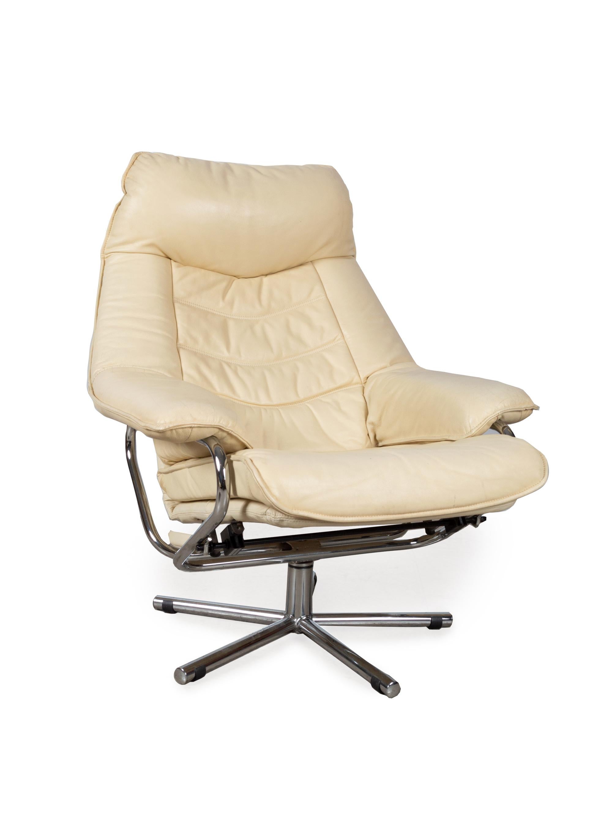 Fauteuil de salon pivotant inclinable en cuir avec ottoman par Tetrad, Angleterre, vers 1970.
Très bon état vintage conforme à l'âge. Pas de déchirure ni de déchirure. Le mécanisme d'inclinaison et de pivotement fonctionne parfaitement.
Dimensions