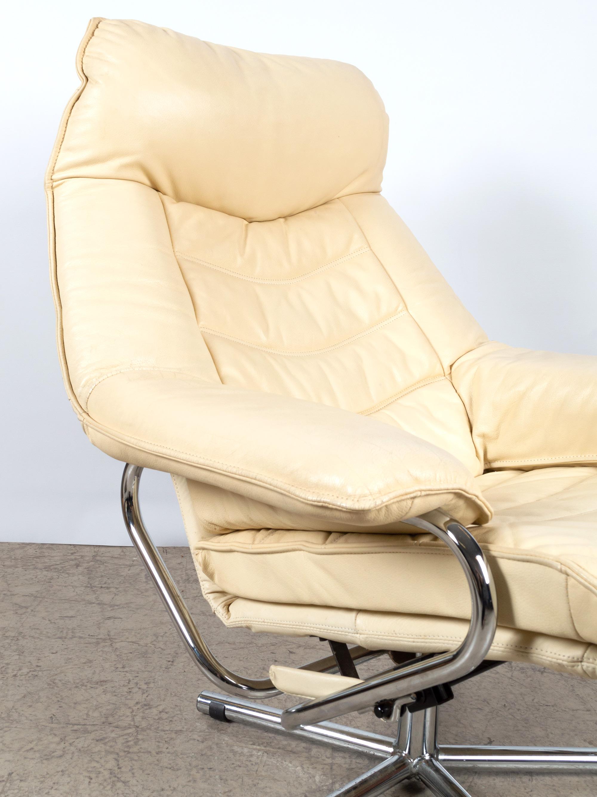 Anglais Fauteuil pivotant inclinable en cuir avec repose-pieds par Tetrad, Angleterre, vers 1970 en vente