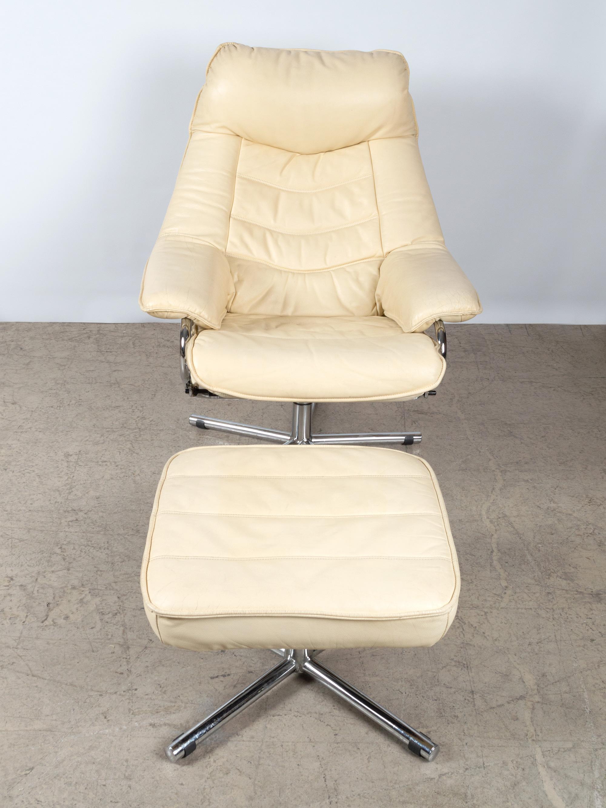 Fauteuil pivotant inclinable en cuir avec repose-pieds par Tetrad, Angleterre, vers 1970 Bon état - En vente à London, GB