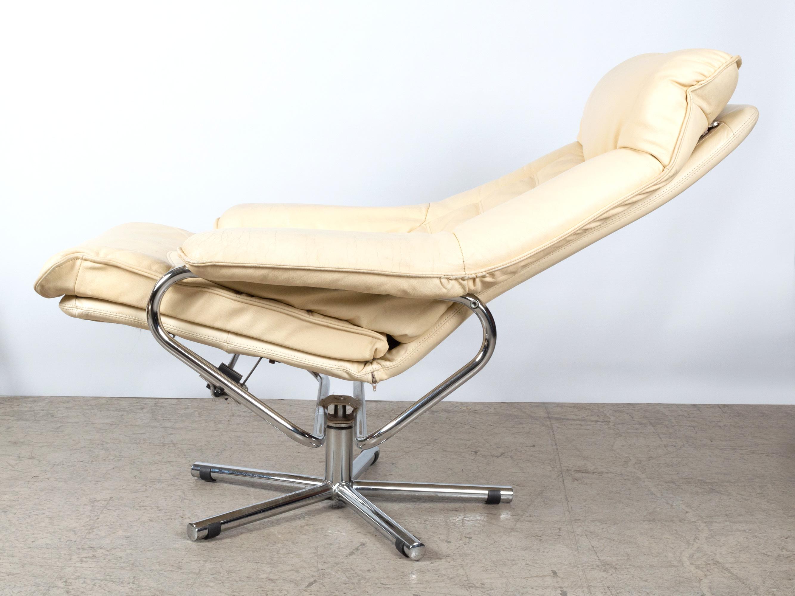 Mid-Century Modern Leather Reclining Swivel Lounge Chair with Ottoman by Tetrad, England circa 1970 For Sale