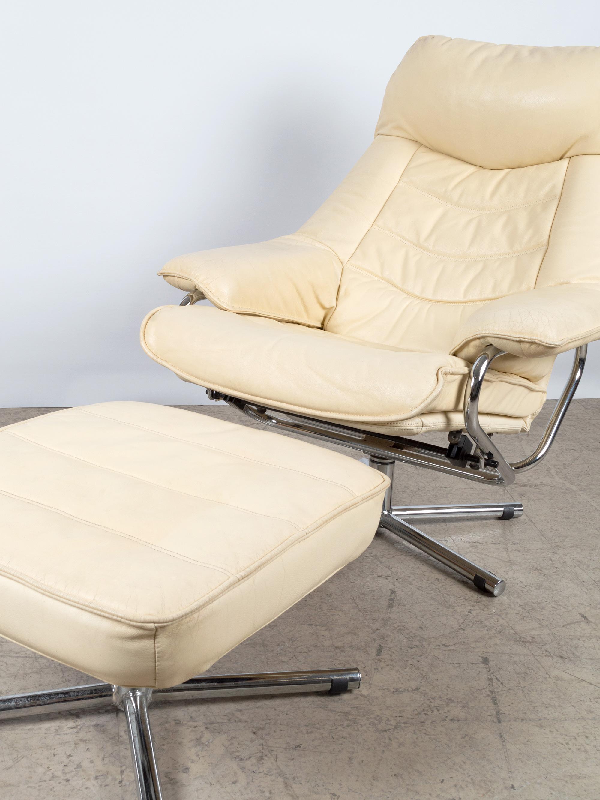 Cuir Fauteuil pivotant inclinable en cuir avec repose-pieds par Tetrad, Angleterre, vers 1970 en vente