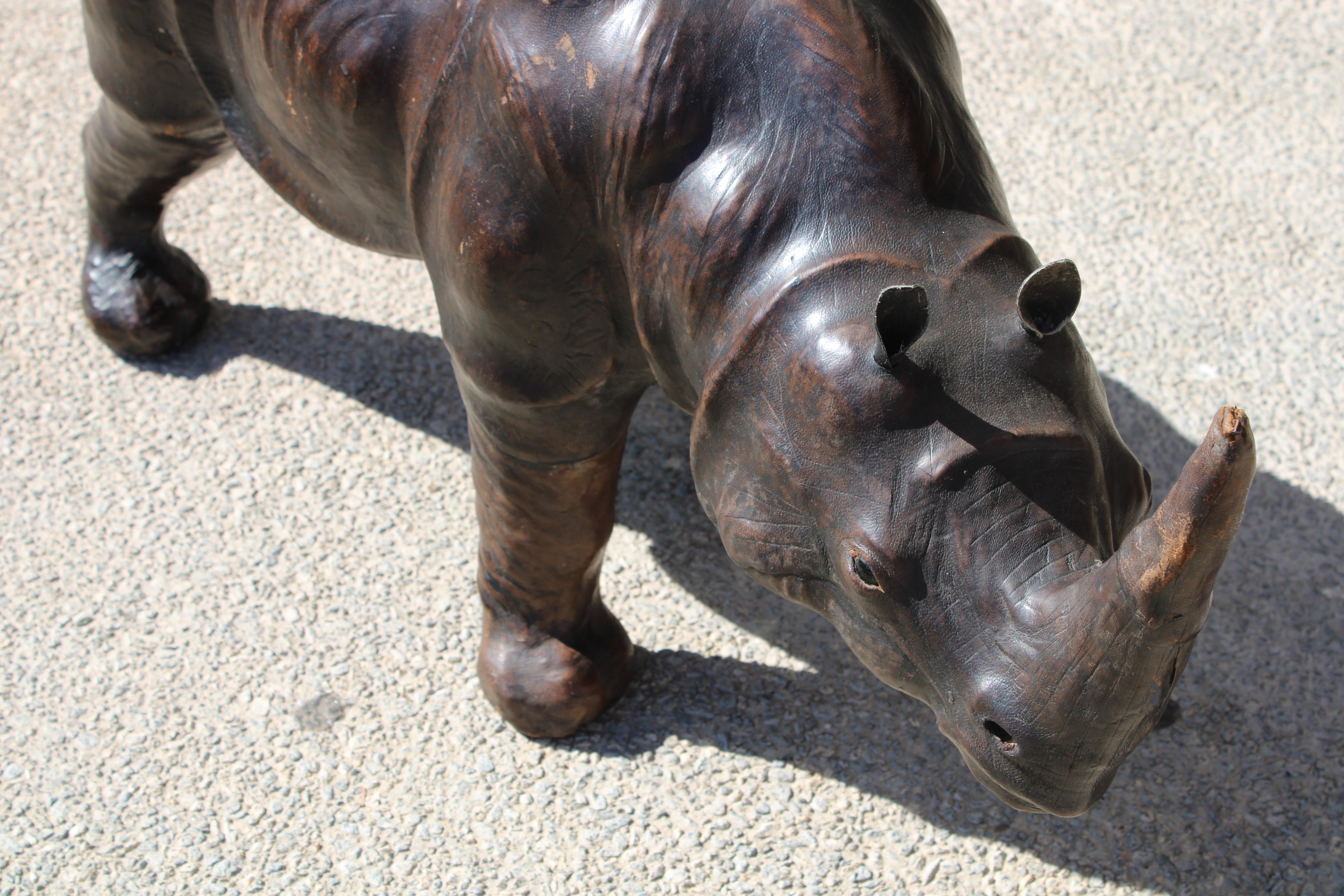 Incroyable Rhinocéros en cuir marron massif dans le style d'Abercrombie & Fitch et d'Omersa. Couleur et patine incroyables, yeux verts. C'est l'un des meilleurs que nous ayons jamais vu ou possédé. Le rhinocéros mesure 34
