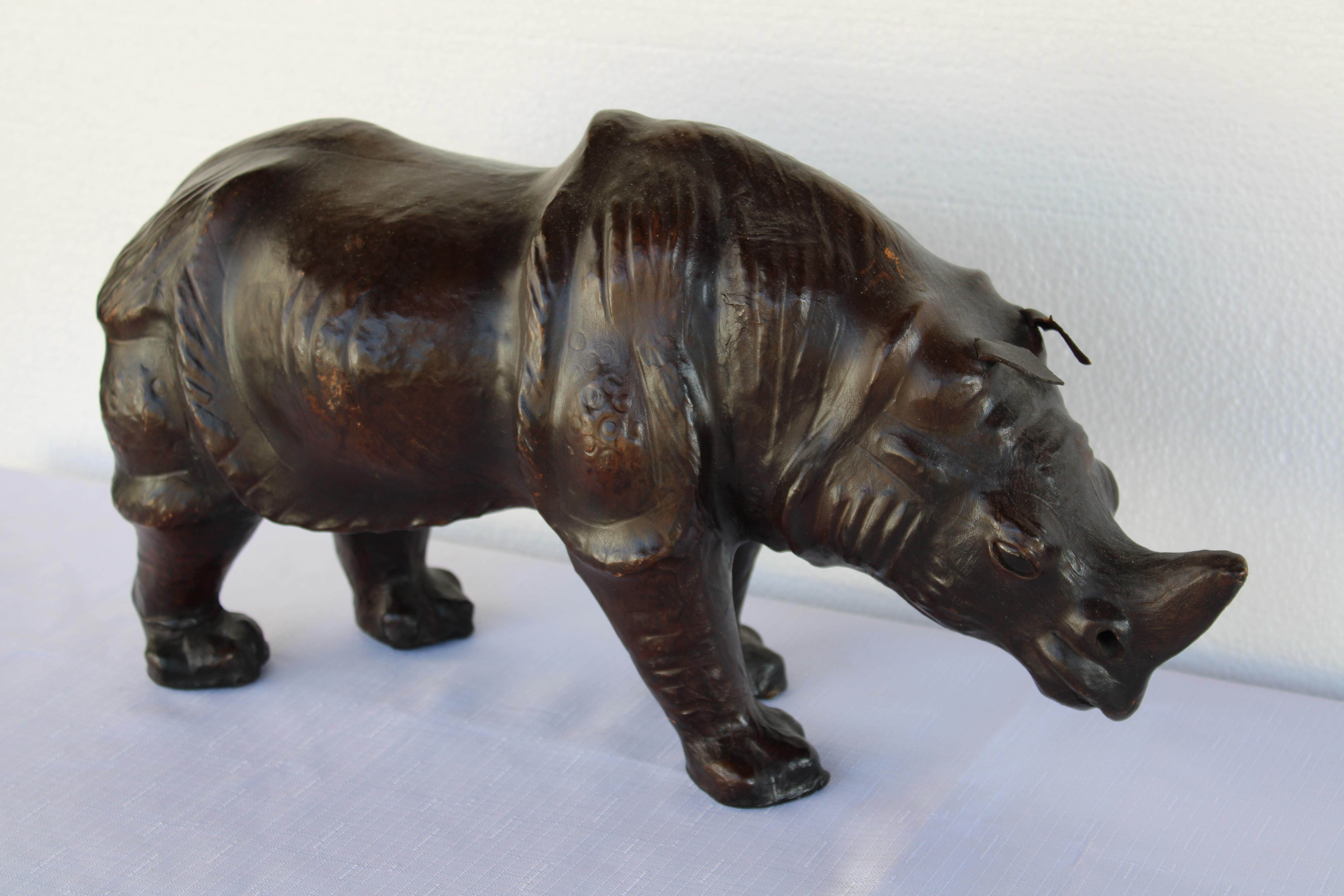Incroyable Rhinocéros en cuir marron massif dans le style d'Abercrombie & Fitch et d'Omersa. La couleur et la patine sont excellentes et les yeux sont clairs. Le rhinocéros mesure 18,5