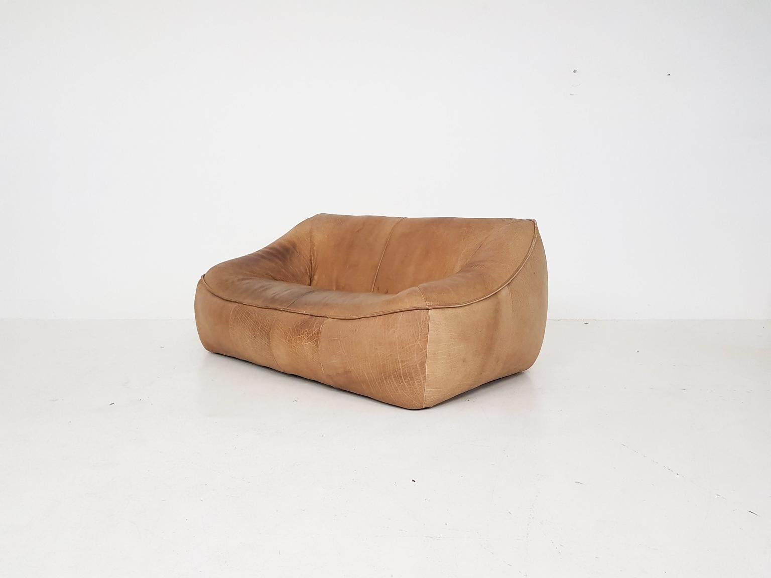 Super rare leather two-seat sofa by Dutch designer Gerard van den Berg. Made by Montis the Netherlands in the 1970s.

This two-seat sofa is called 
