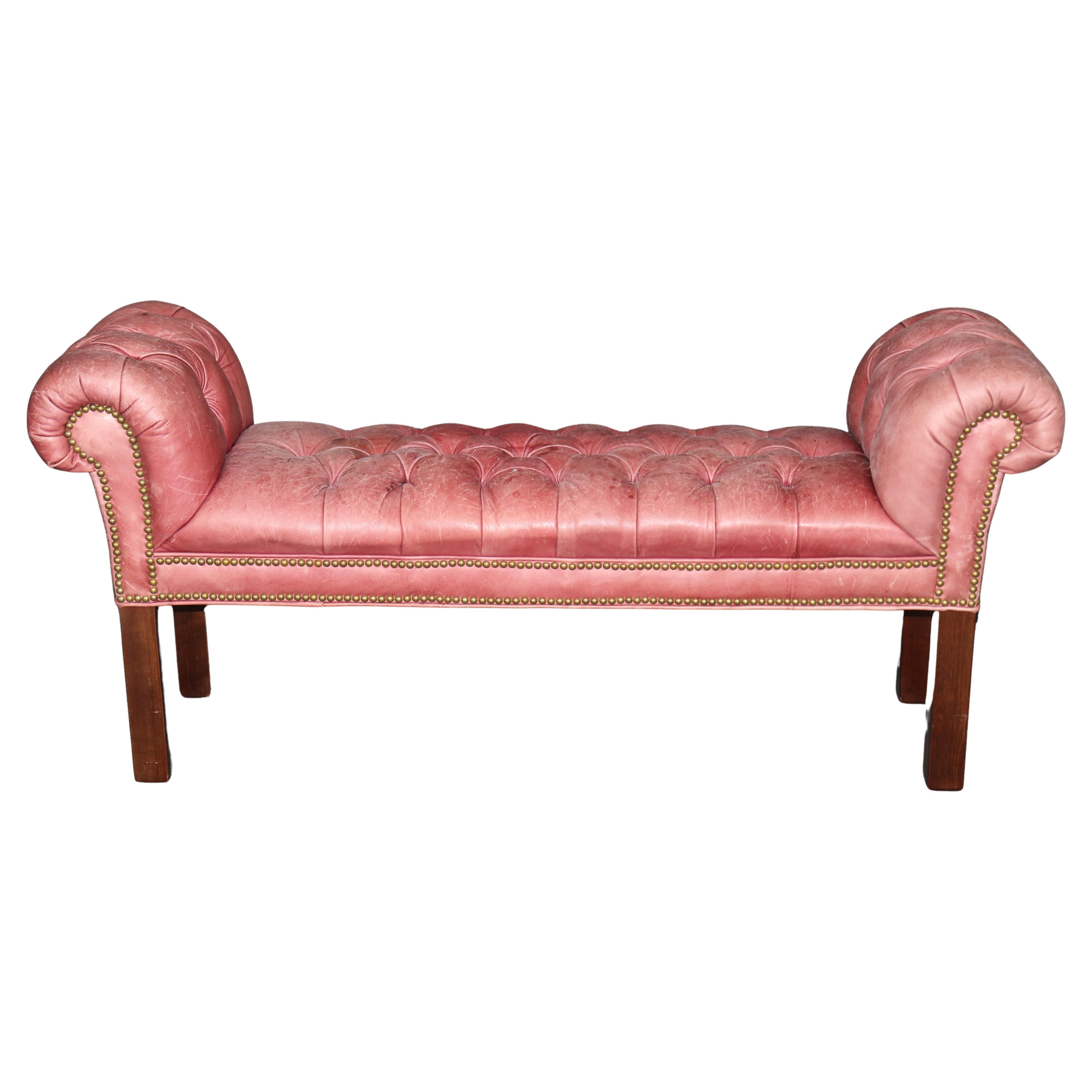 Banco de ventana de caoba estilo Chippendale de cuero con brazos enrollados y acolchado estilo Chesterfield en venta