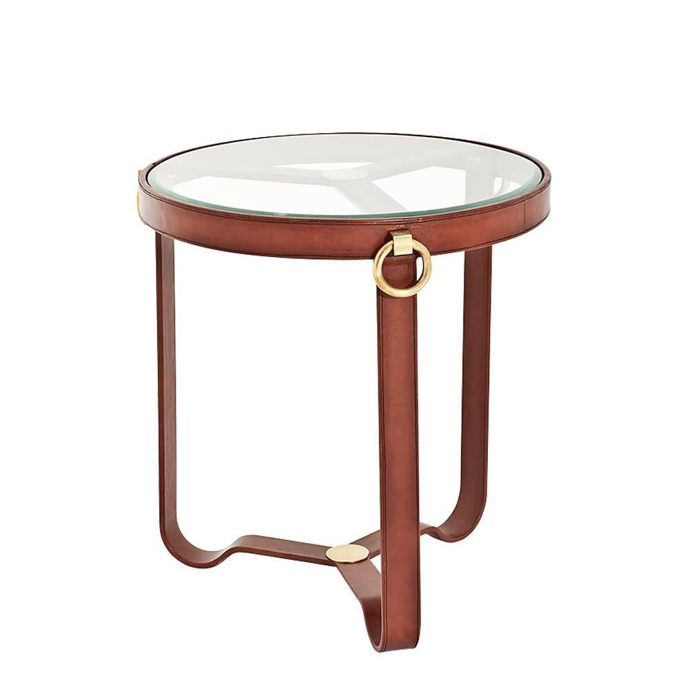 Side table leather round with structure in stainless
steel covered with brown genuine leather. With antique
brass finish and with clear glass top.
Also available in leather round coffee table.