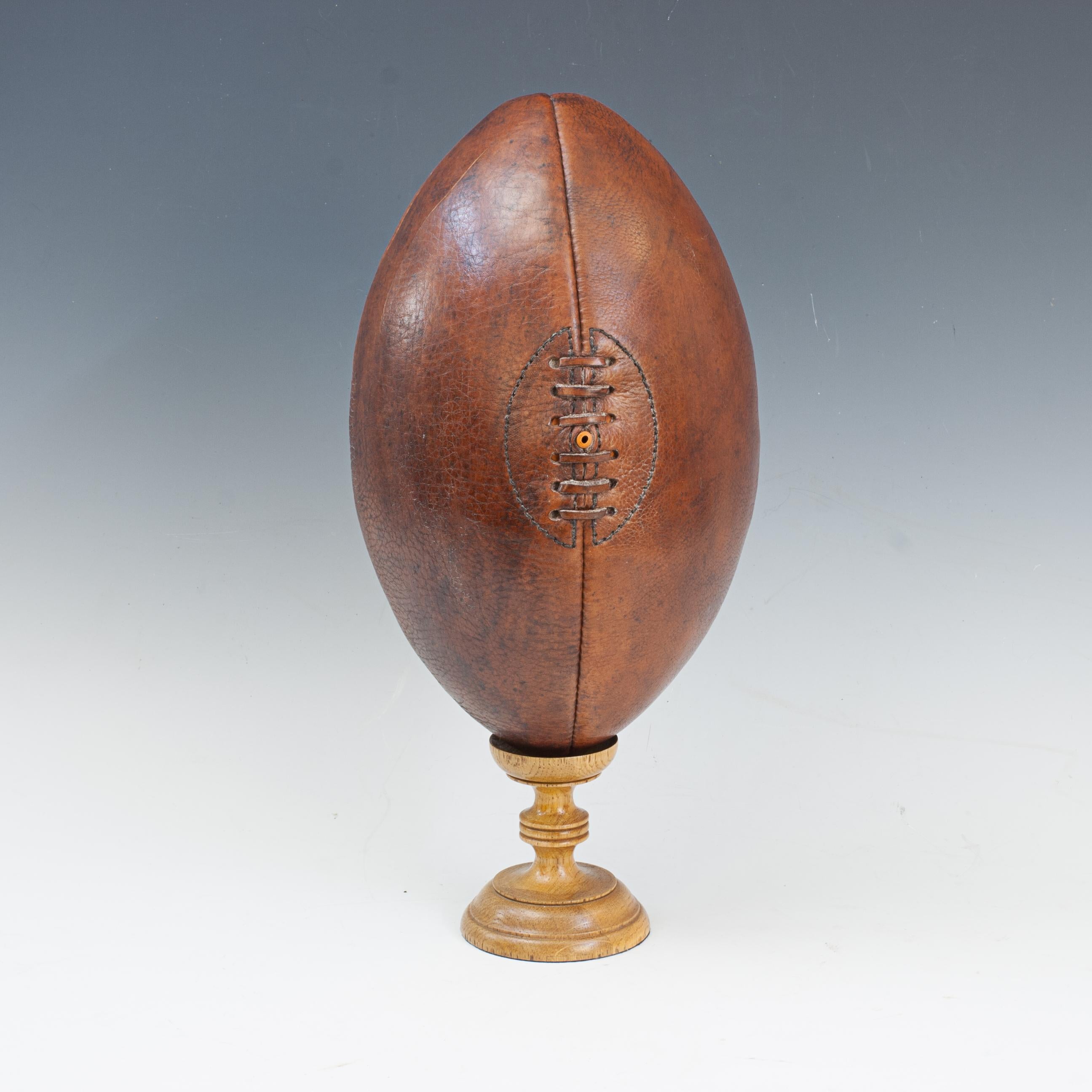 Vintage Leder Rugby-Ball.
Ein toll aussehender, traditioneller Rugbyball aus Leder, hergestellt aus vier Lederplatten. Die Kugel ist von guter Farbe und Patina. Das Oberteil ist mit Schnüren versehen, so dass die Blasen ausgetauscht oder aufgeblasen