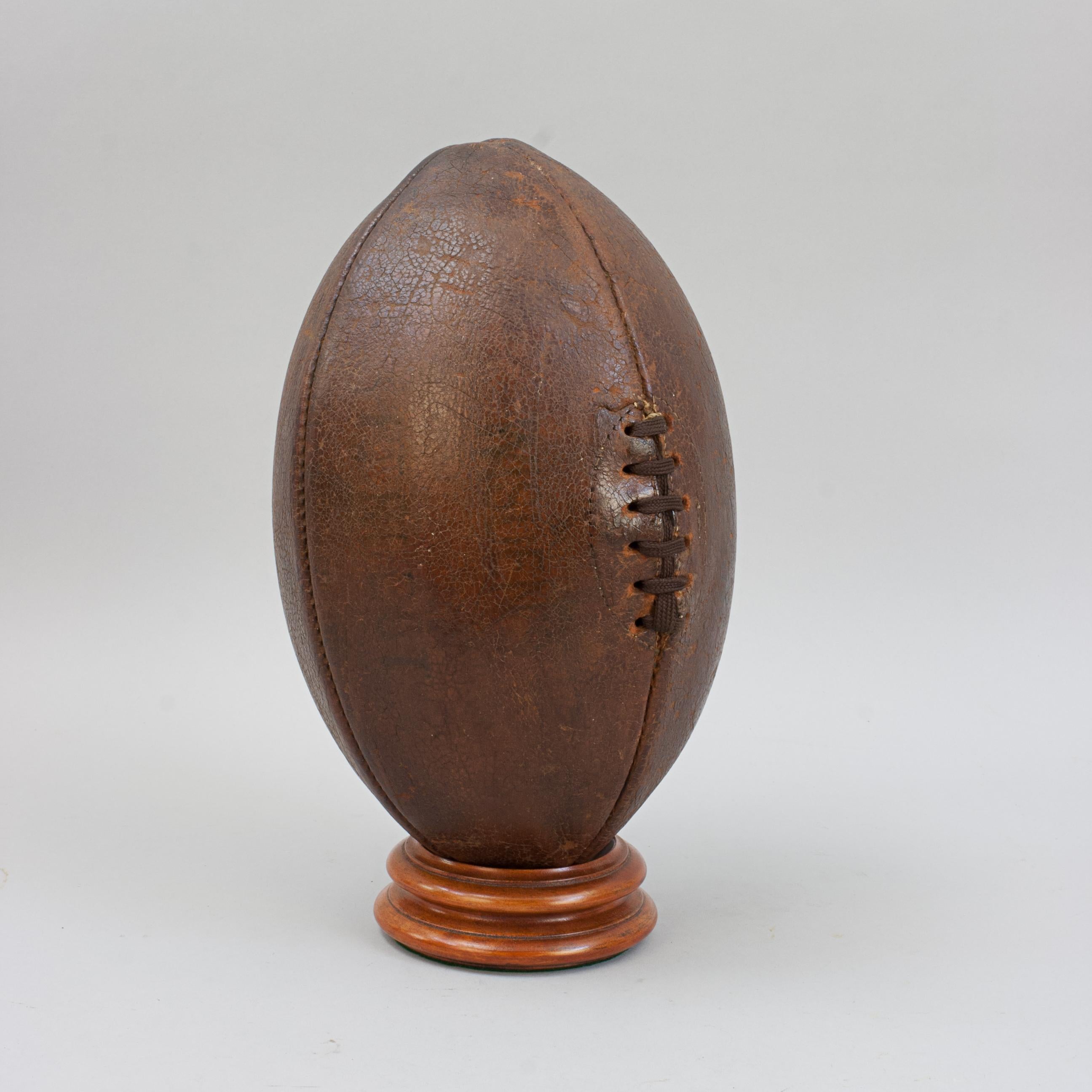 Balón de rugby de cuero vintage.
Un balón de rugby tradicional de gran aspecto fabricado en cuero marrón, que muestra una rica pátina y un desgaste acorde con su antigüedad. La bola tiene buen color y está patinada. El balón tiene la clásica
