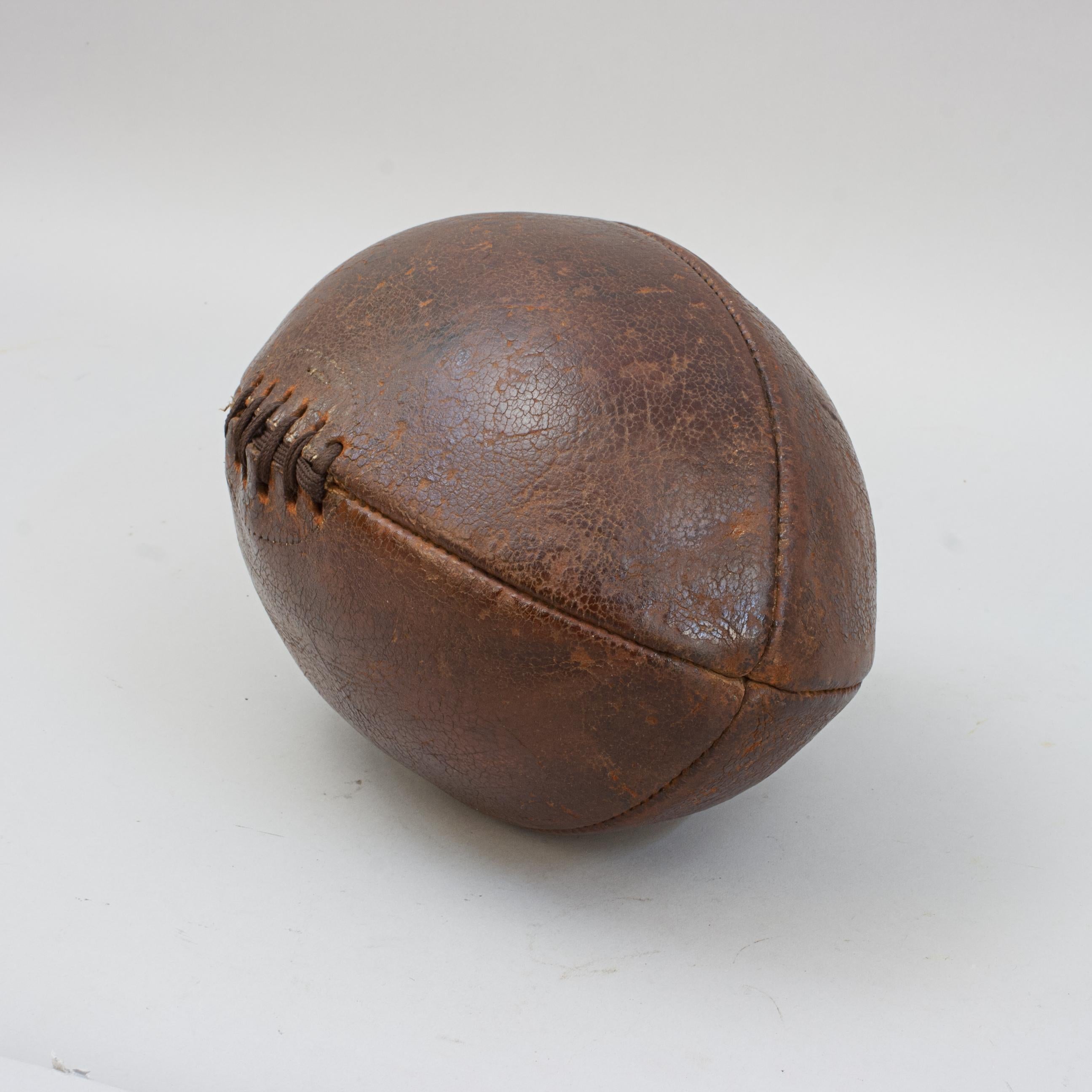 Balón de rugby de cuero siglo XX en venta