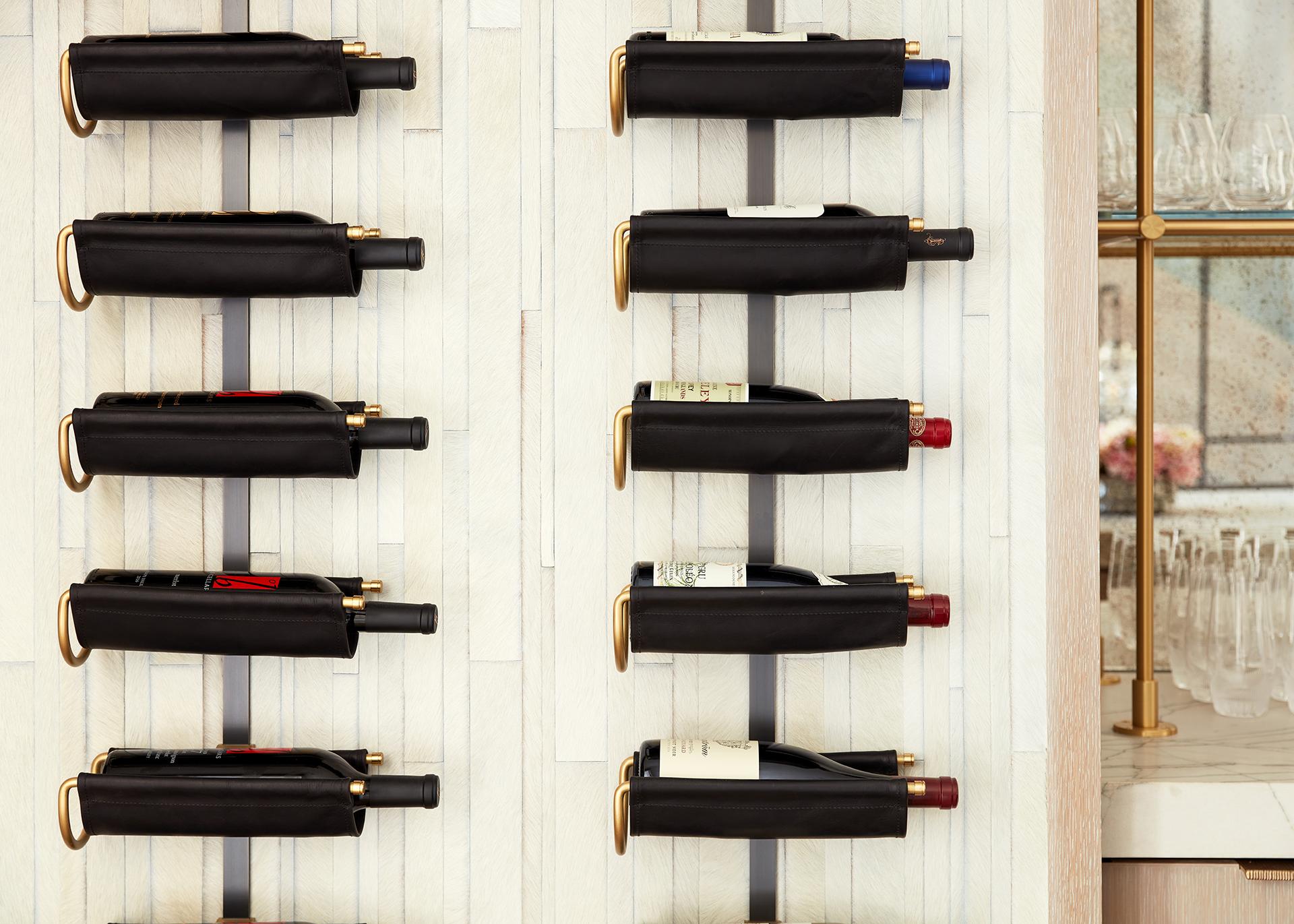 Vitrine murale pour porte-bouteilles de vin en cuir par Amuneal en vente 3