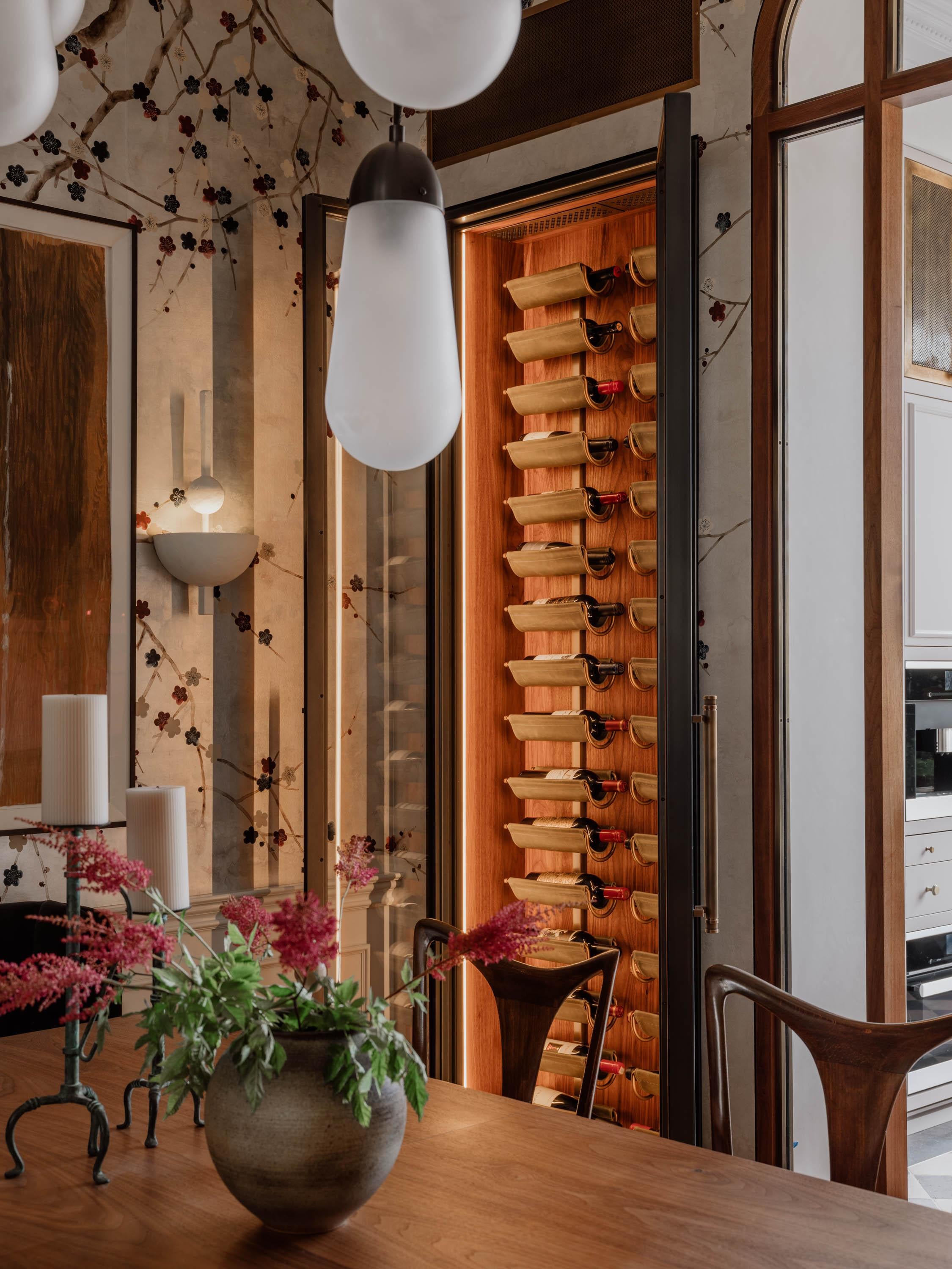 Vitrine murale pour porte-bouteilles de vin en cuir par Amuneal en vente 4