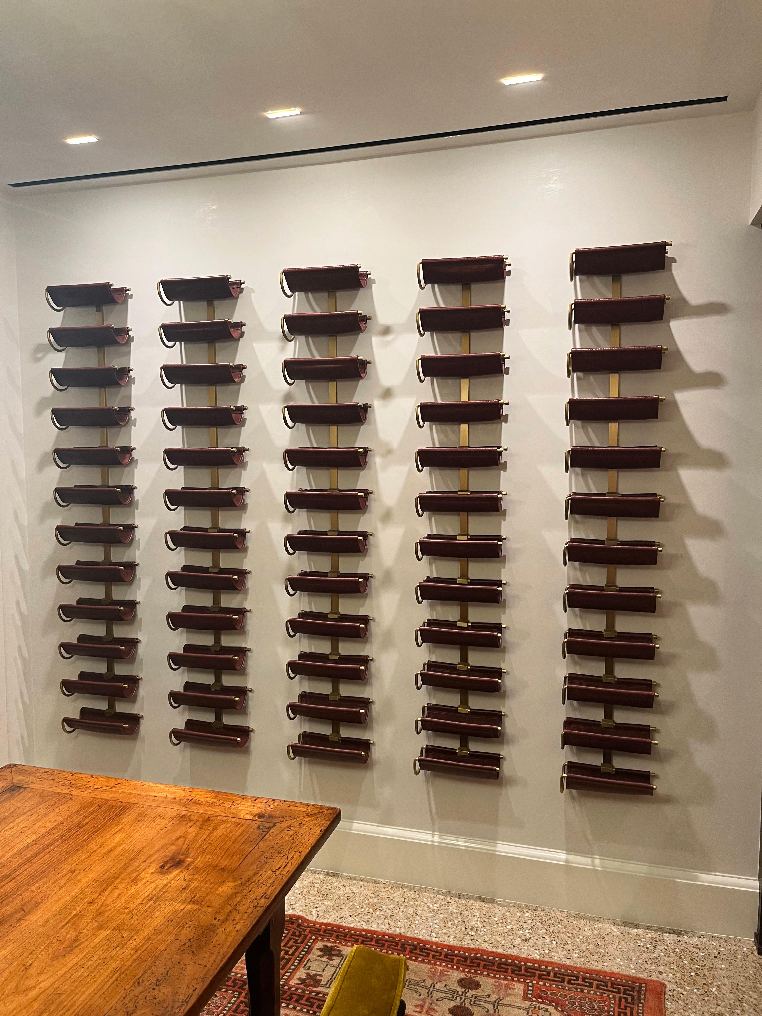 Vitrine murale pour porte-bouteilles de vin en cuir par Amuneal en vente 5