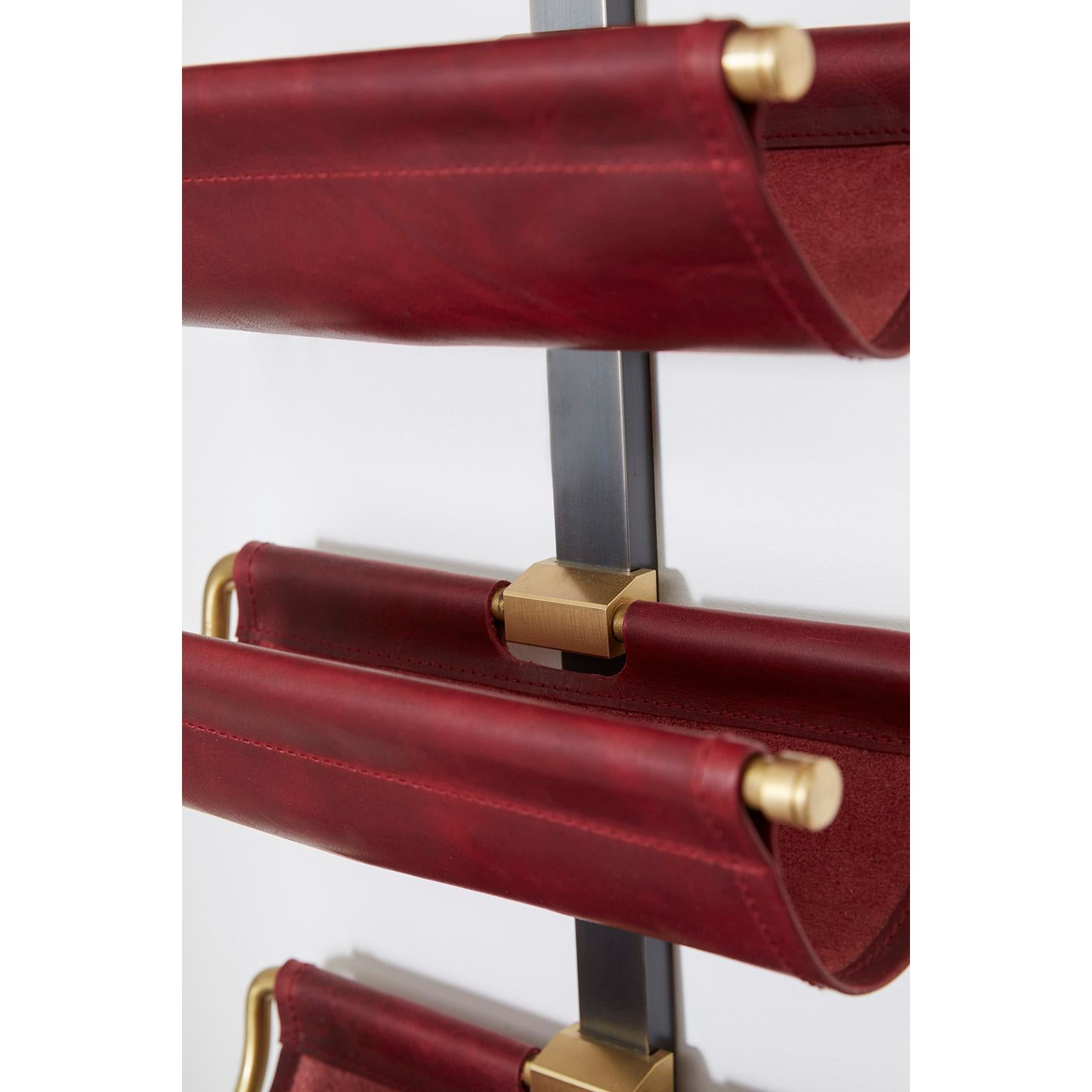 Mid-Century Modern Vitrine murale pour porte-bouteilles de vin en cuir par Amuneal en vente