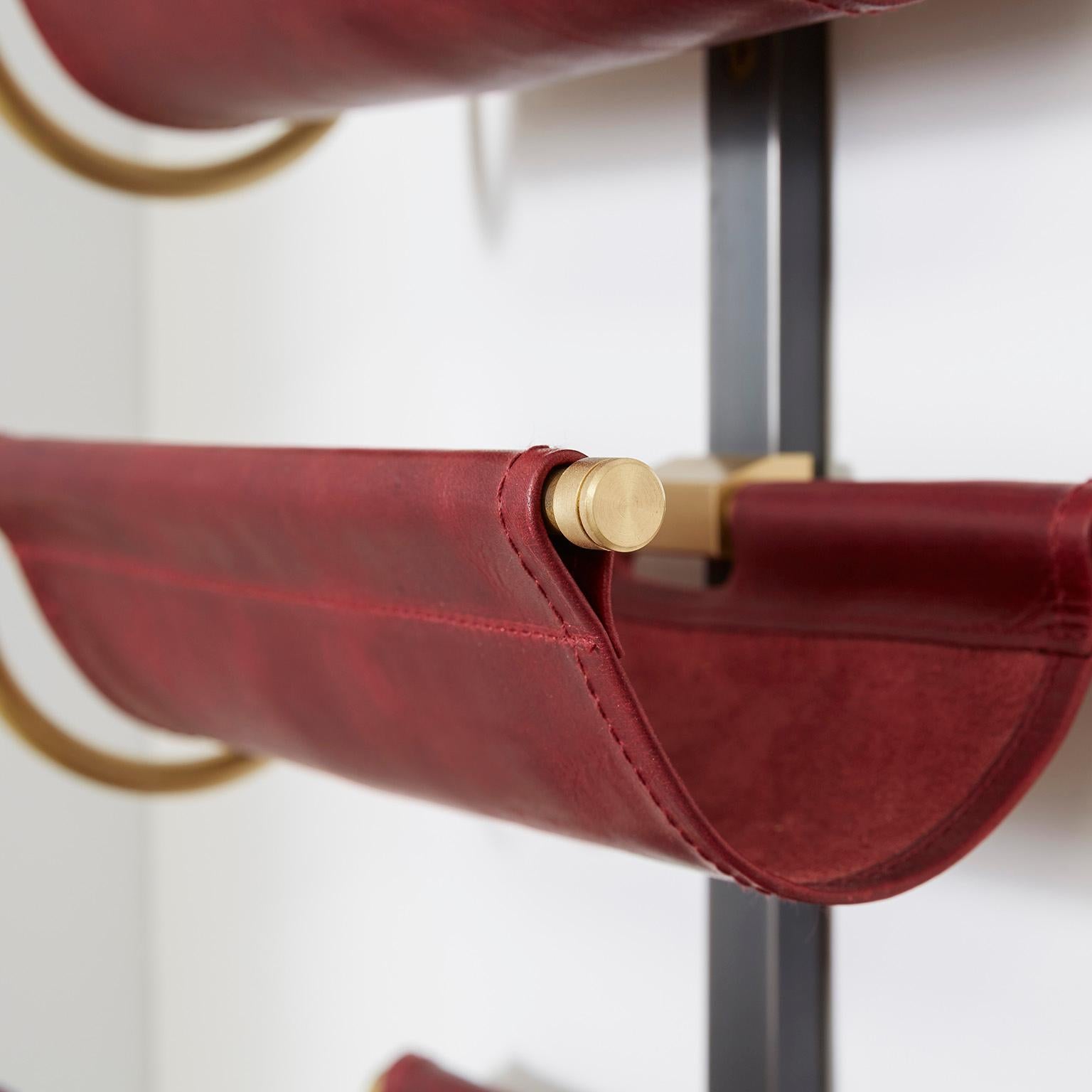 XXIe siècle et contemporain Vitrine murale pour porte-bouteilles de vin en cuir par Amuneal en vente