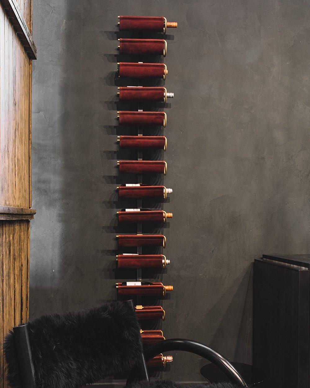 Cuir Vitrine murale pour porte-bouteilles de vin en cuir par Amuneal en vente