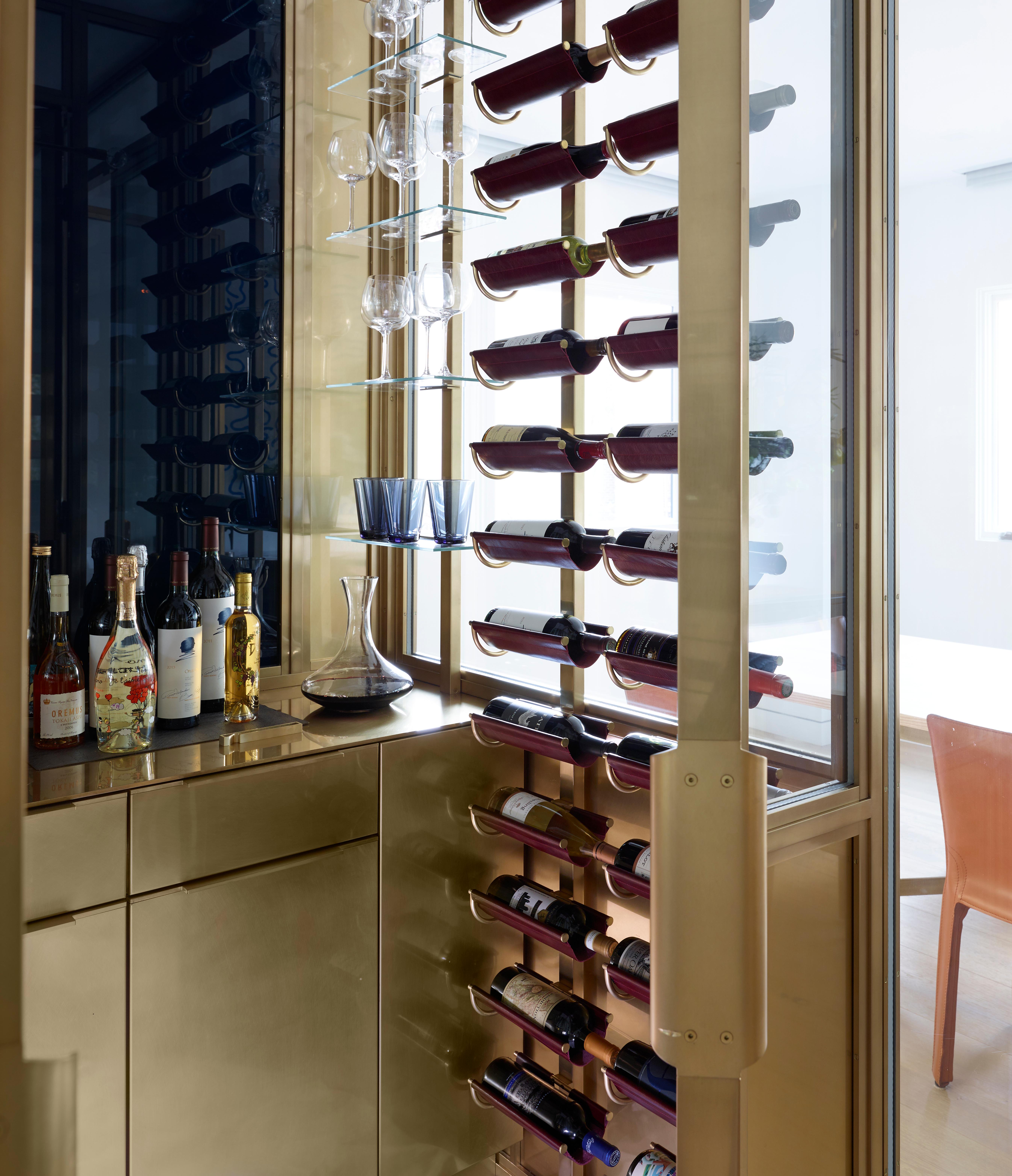 Vitrine murale pour porte-bouteilles de vin en cuir par Amuneal en vente 1