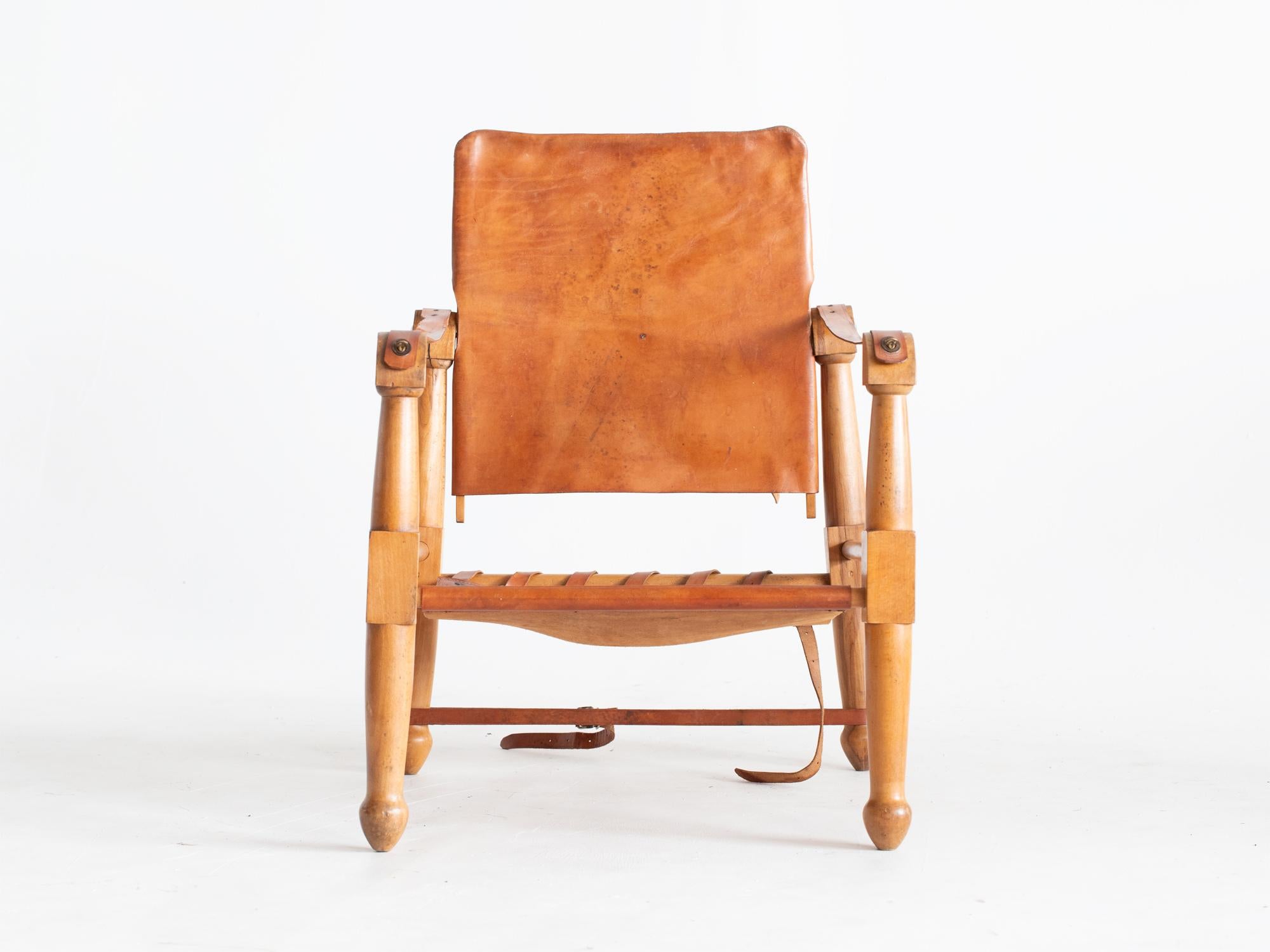 Une chaise de safari en cuir et hêtre à la manière de Kaare Klint, vers les années 1940.

Stock ref. #2244

En bon état de marche, avec des traces d'usure dues à l'âge.

78 x 59 x 63 cm (30.7 x 23.2 x 24.8 