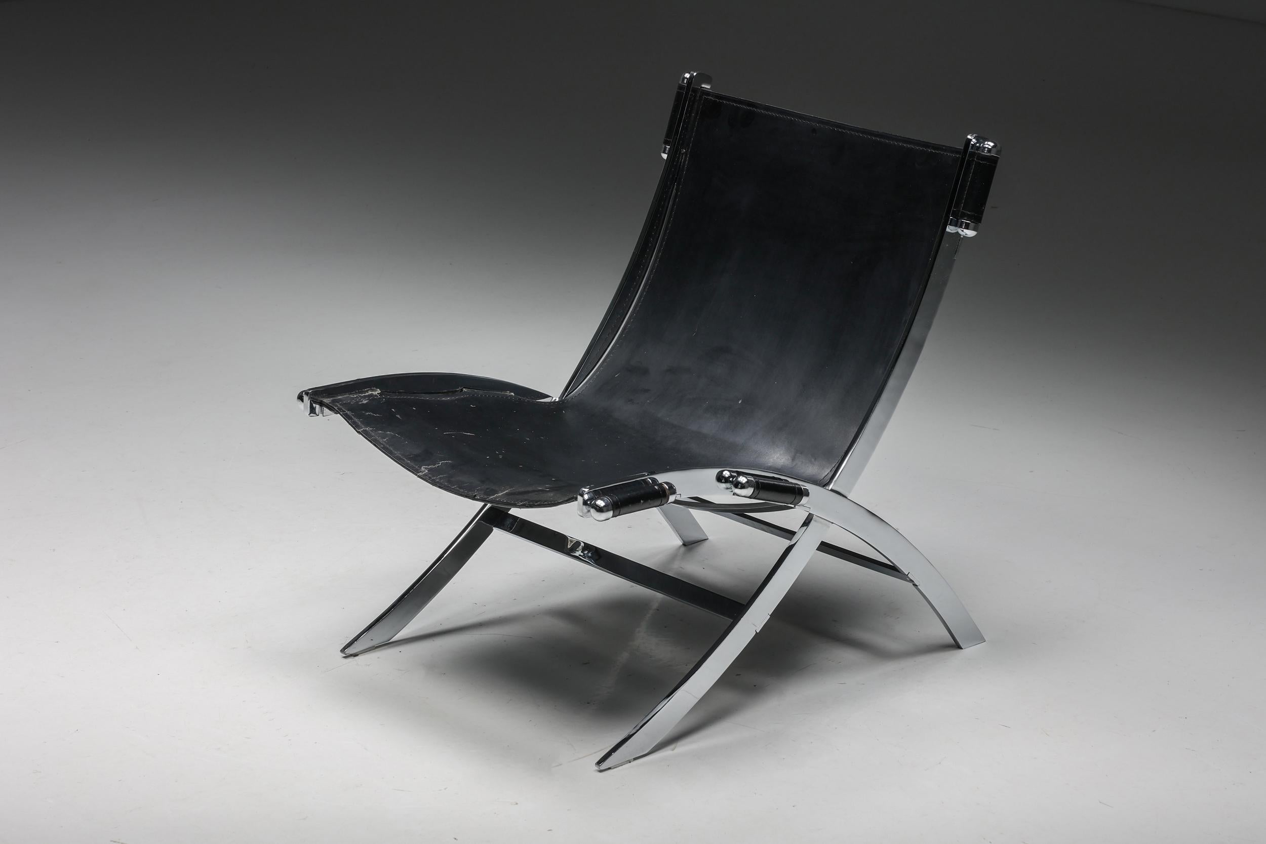 Chaise longue ILVA Design Modèle Cuba, avec une structure en métal chromé et un revêtement en cuir noir. Le modèle Cuba s'inspire de la 