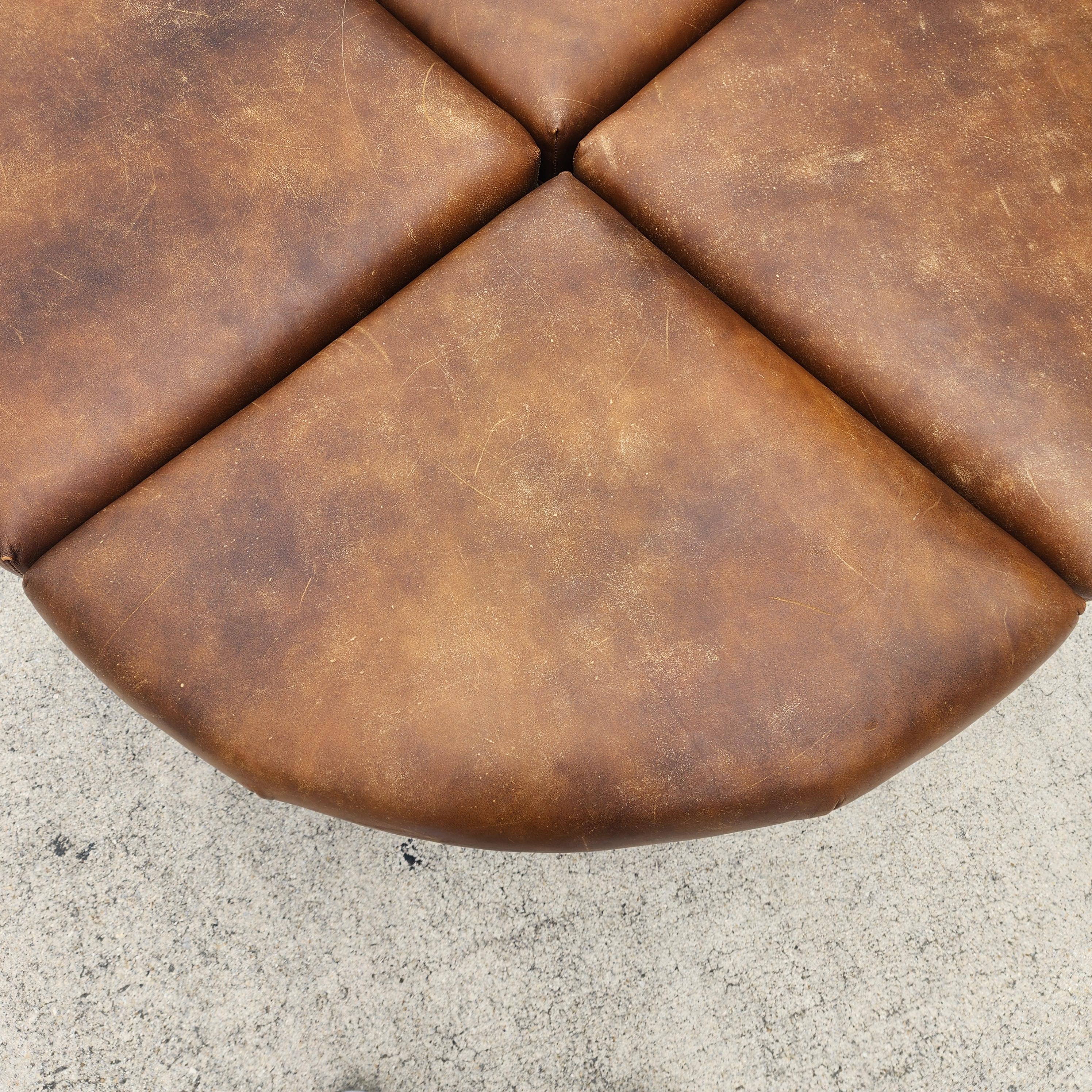 Sectionnelle en cuir Ottoman Cocktail anglais Tabourets de pied Ensemble de 4 en vente 7