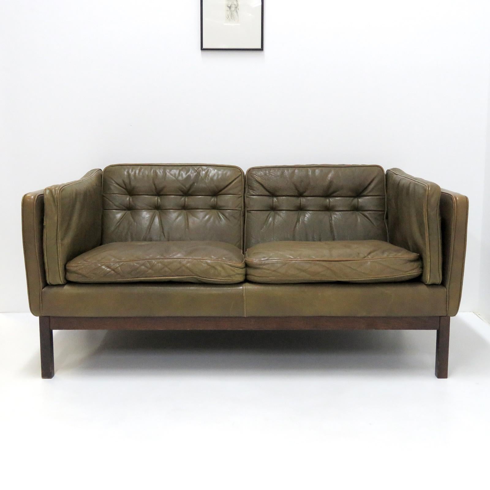 Wonderful freestanding leather settee 'Forum' by Vatne Møbler, Norway, designed in 1970, with thick olive/brown buffalo leather and loose tufted cushions, on a solid dark stained ash frame, marked.