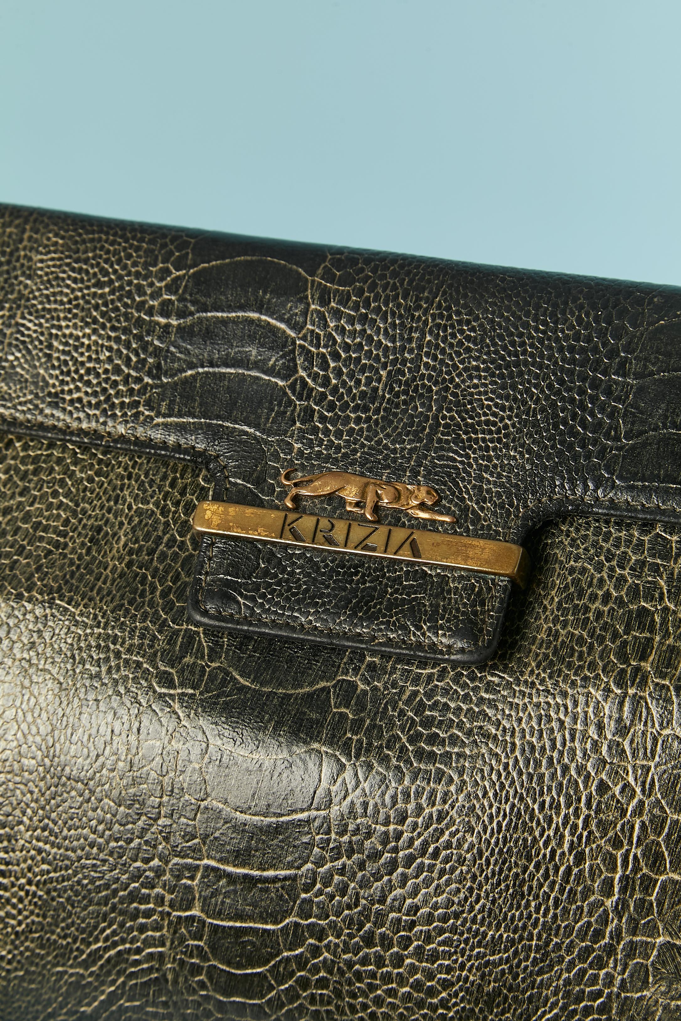 Leather shoulder bag with lezard pattern with snap closure.  Branded nylon lining. One pocket with zip closure inside. Studs on both corner. Adjustable shoulder strap with belt buckle (Maximum lenght = 110cm ) 
SIZE 30cm X 20cm 
