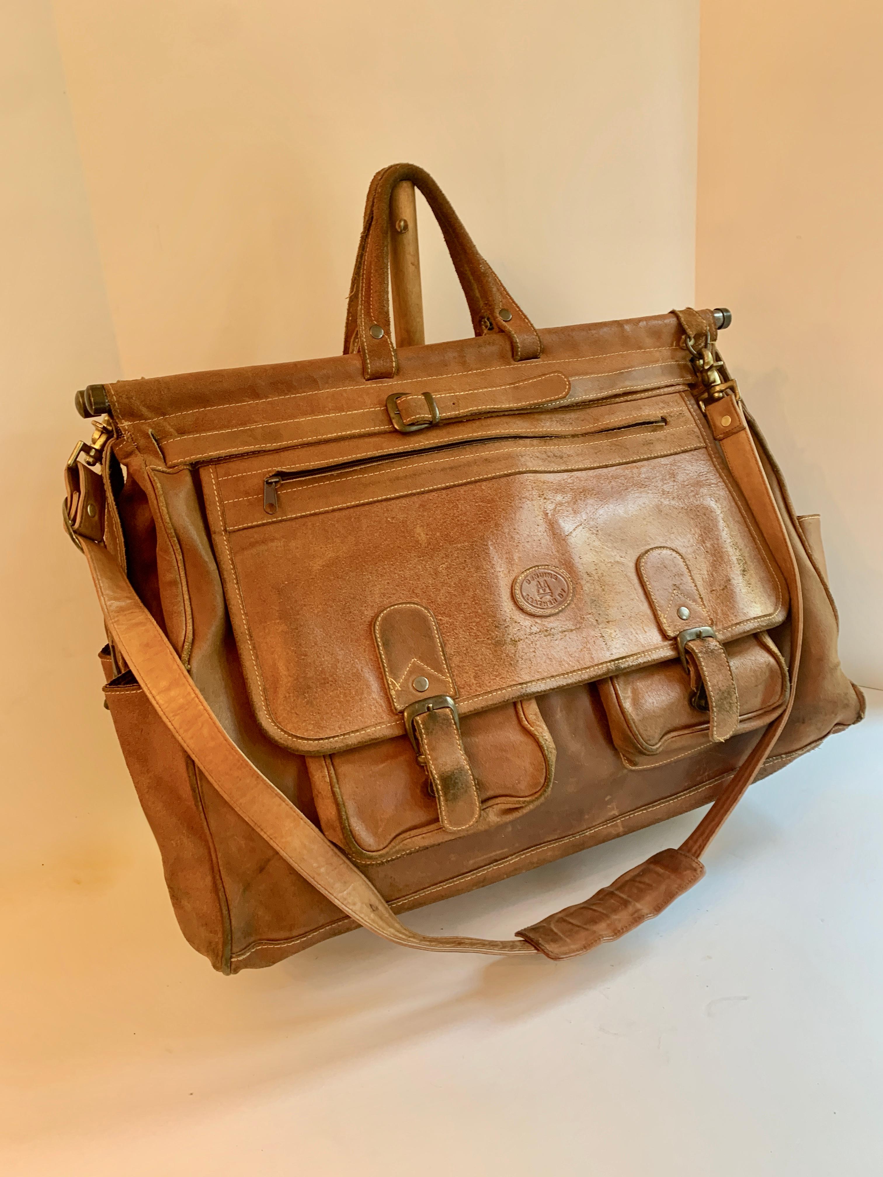 A wonderful duffle bag and perfect for weekend Getaway - luggage with many compartments and shoulder strap. The studs and supports are of brass, sturdy and decorative. The piece has side pockets as well as a zipper on the outside and under flap is a