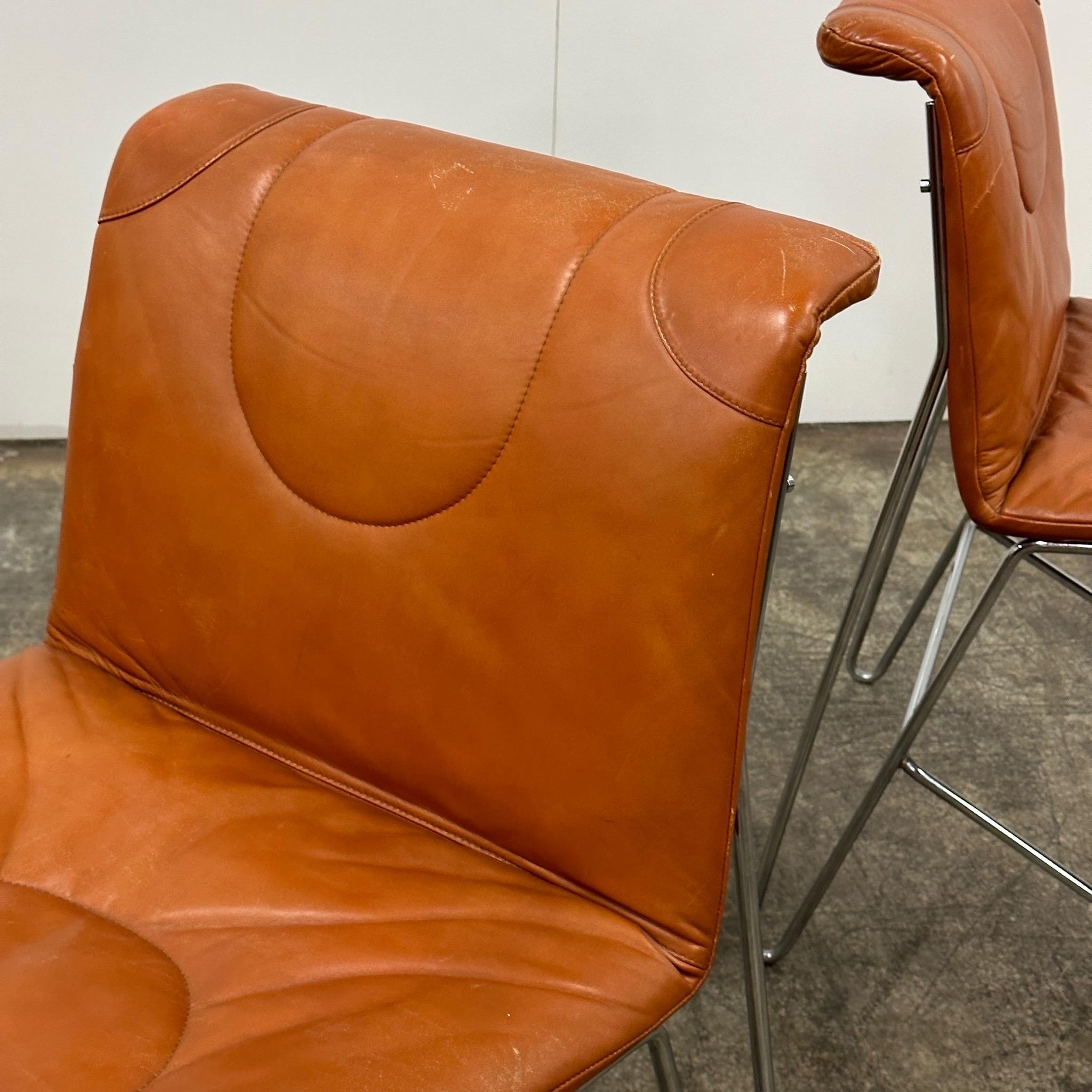 c. 1970s. Il prezzo si riferisce al set. Contattaci se vuoi acquistare un singolo articolo. Prodotto in Italia. Contrassegnato da una scritta. In pelle con struttura cromata. 