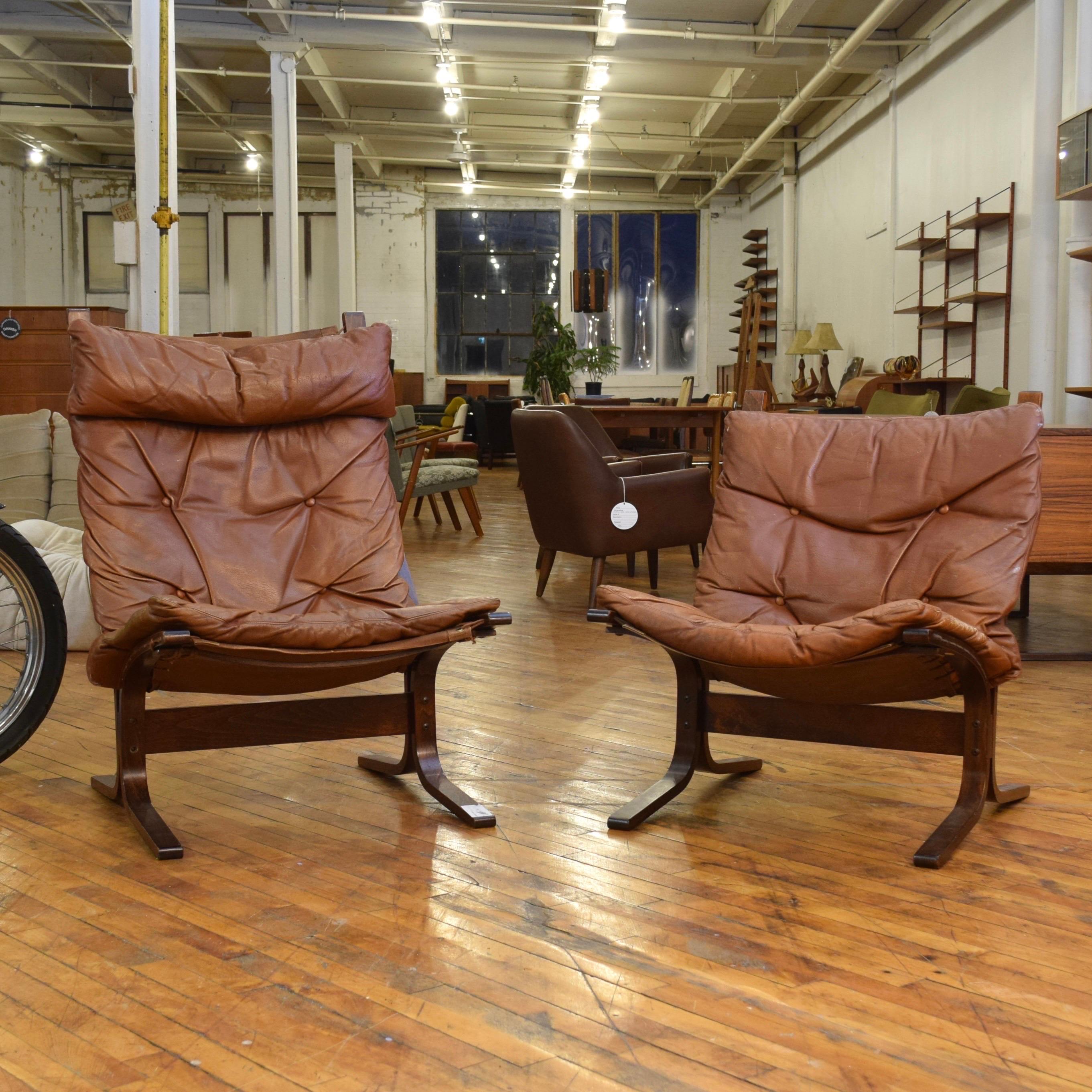 Esta exquisita silla Siesta vintage de respaldo bajo, diseñada por Ingmar Relling para Westnofa, es una obra maestra del diseño moderno escandinavo. Fabricada en piel rica y flexible con un bello acabado patinado, esta silla combina un lujoso
