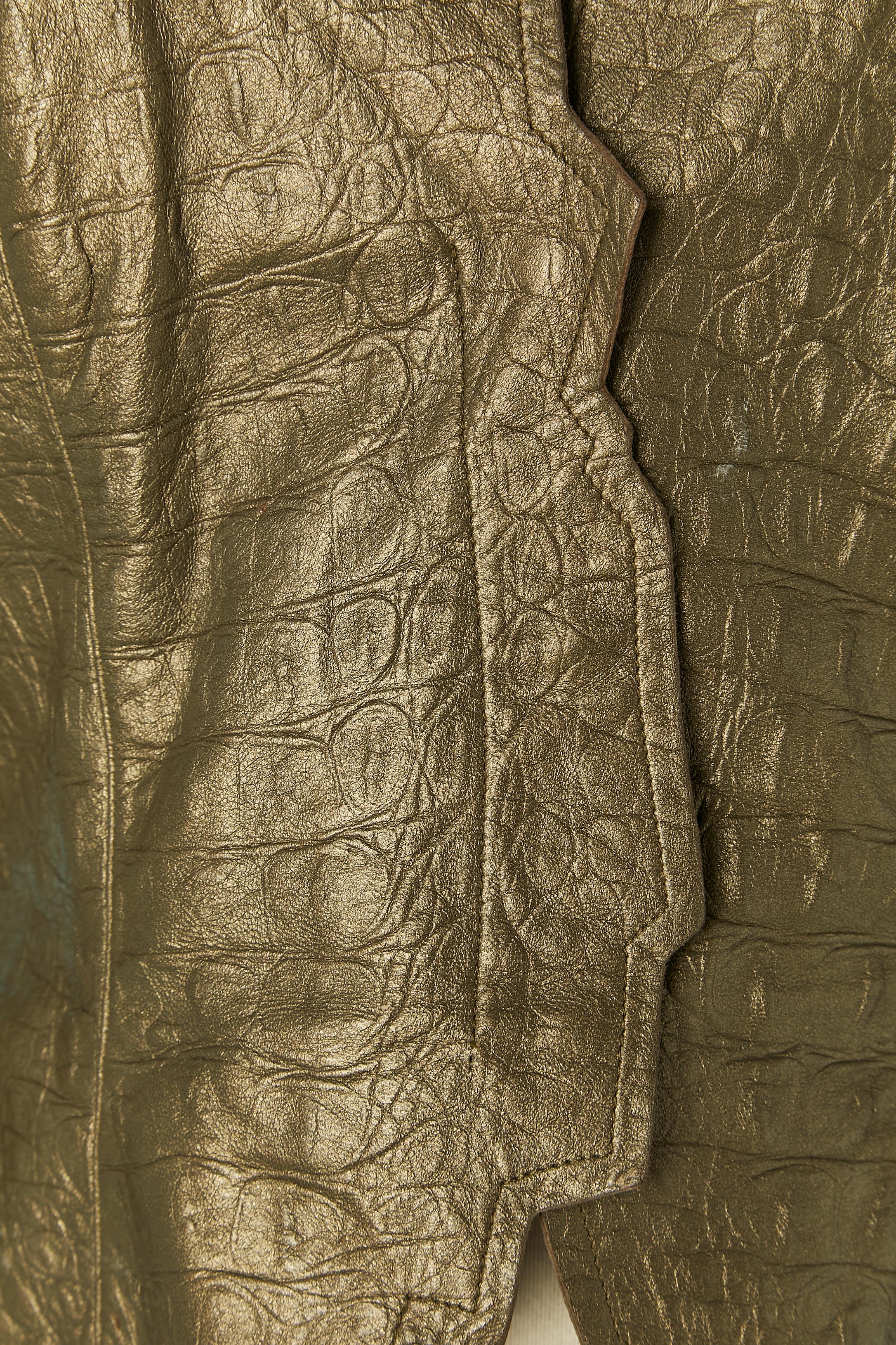 Einreihige Lederjacke mit Krokodilmuster. Futter aus Acetat. Verdeckter Druckknopfverschluss in der vorderen Mitte. 
Größe 38 (Fr) M 
