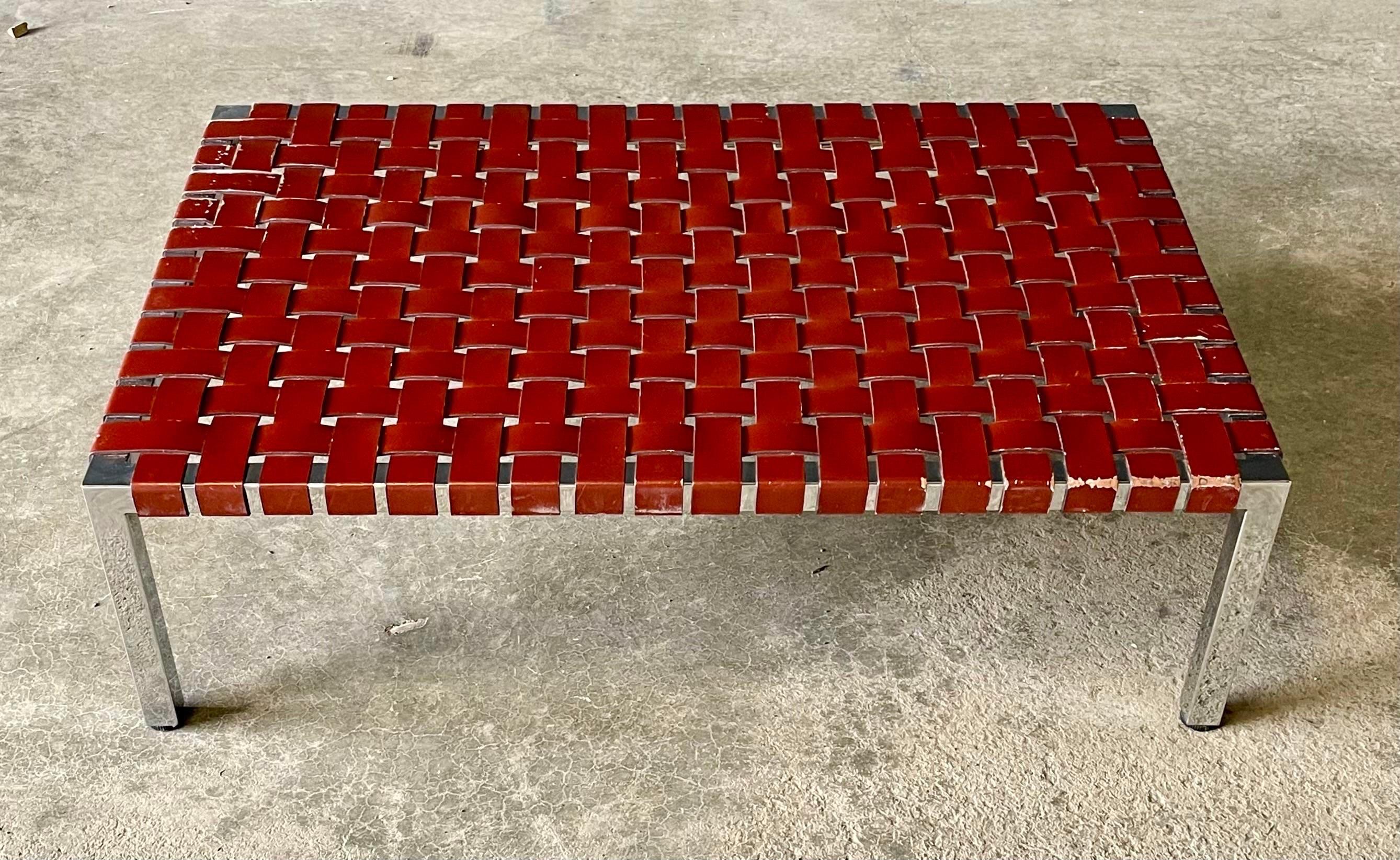 Une table basse en cuir fabriquée par Ralph Lauren. Contemporaine et cool avec une structure chromée enveloppée de riches lanières de cuir marron, tissées pour former le plateau de la table.
